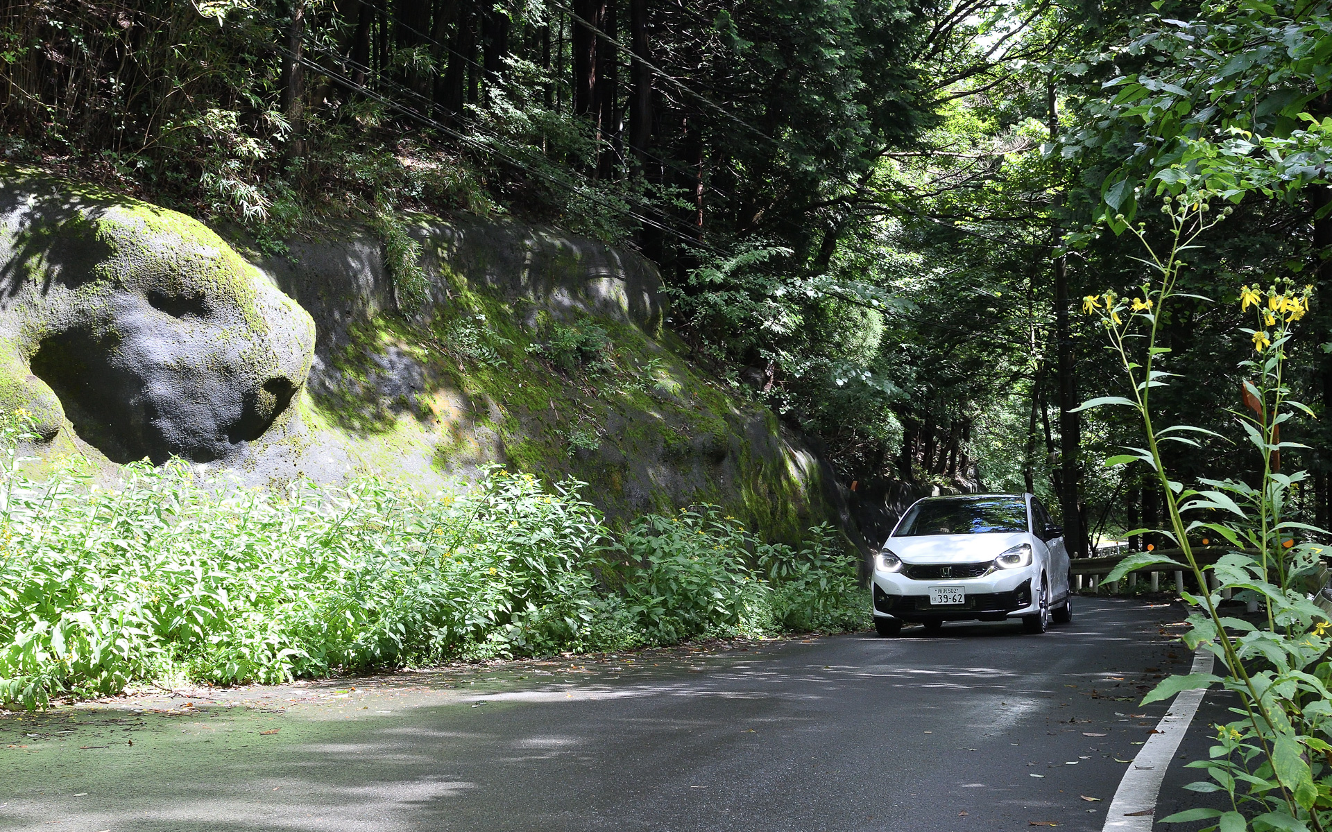 峠道の上りコーナーもキビキビとクリアしていくフィット e:HEV Modulo X