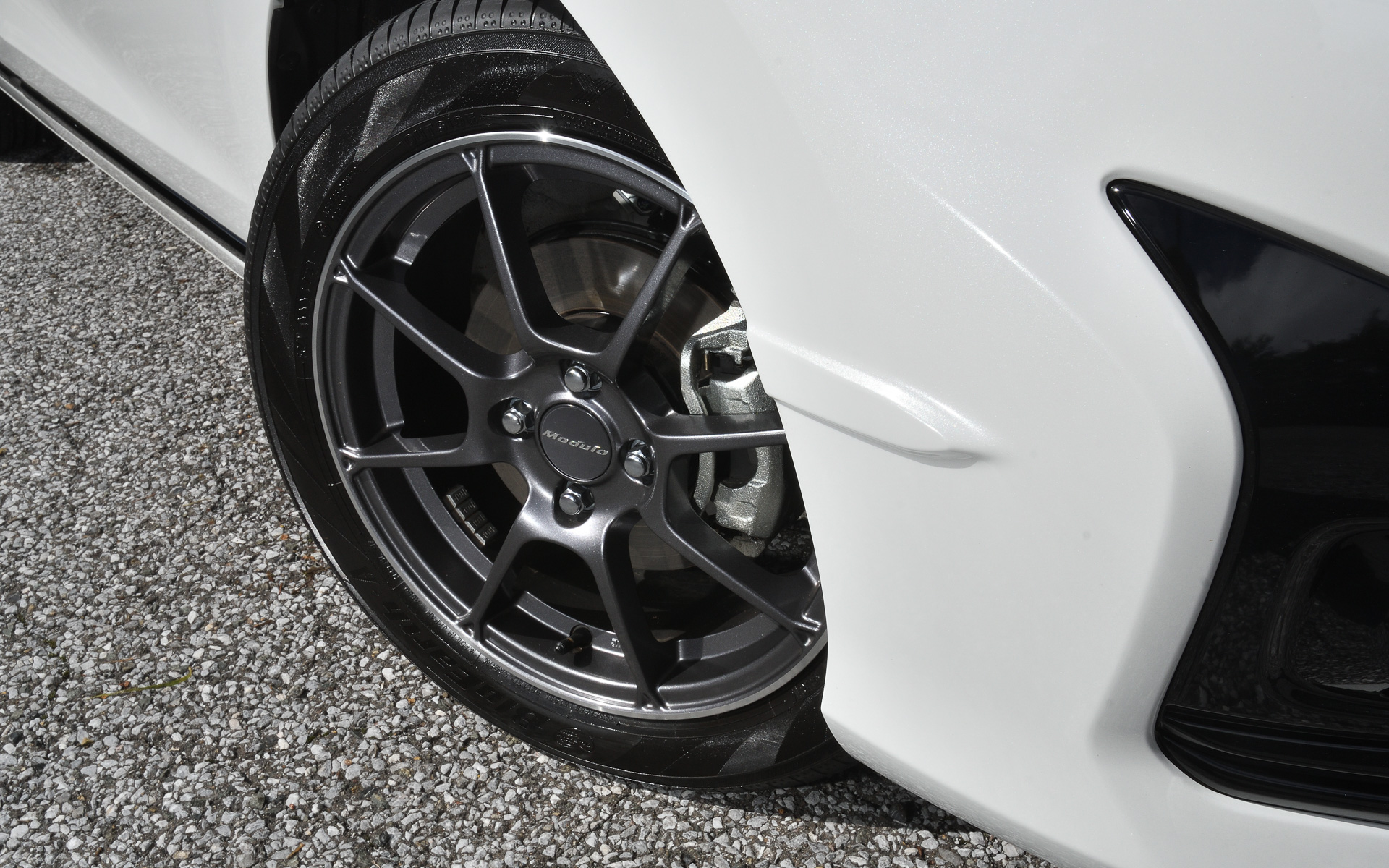 フロントバンパー左右にはエアロフィンを設け、空気の流れをコントロールすることで操舵フィールを向上させている