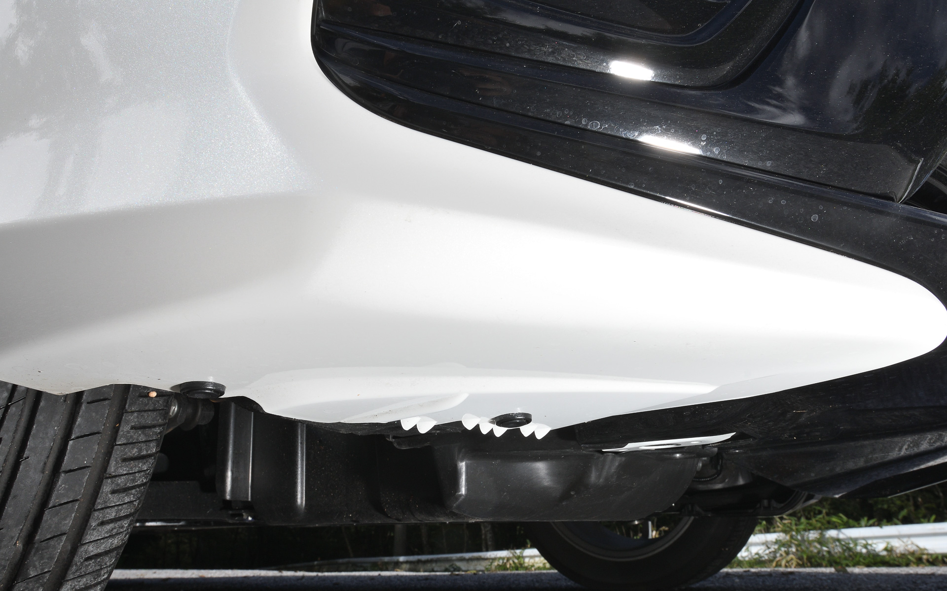 さらにフロントバンパー下側左右に小さなエアロボトムフィンを設けたことでホイールハウス内の乱流を抑制