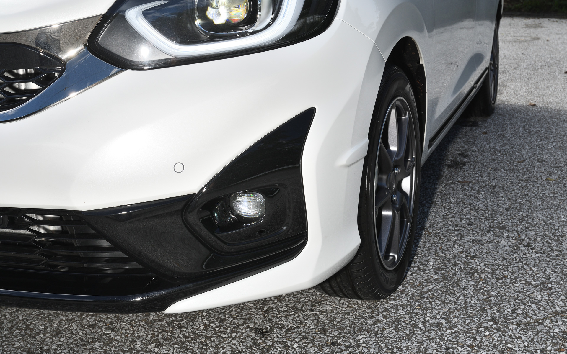 フロントバンパーコーナーの形状を最適化することで直進安定性を向上