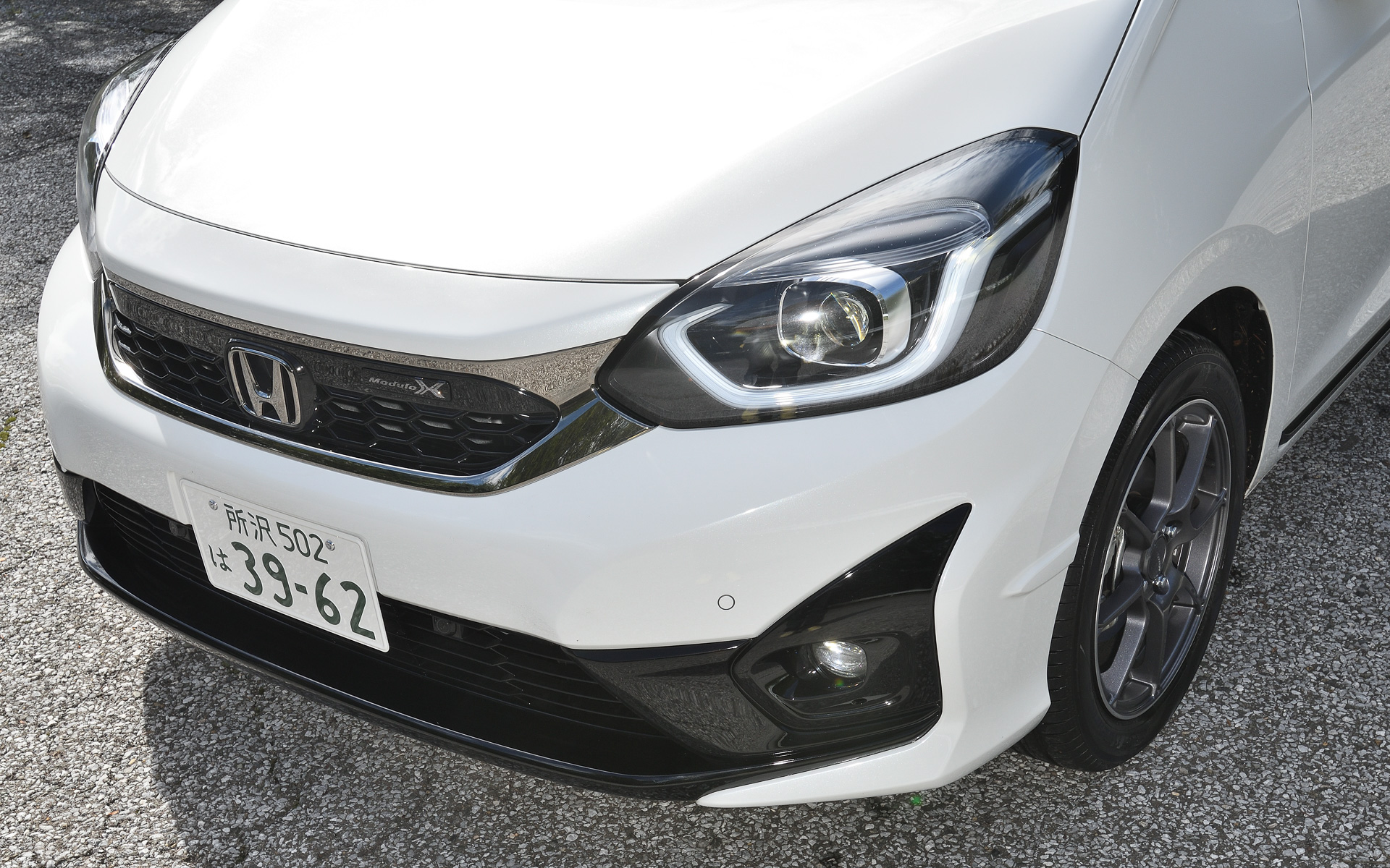 フロントマスクに当たる空気を鋭い形状にしたフード先端によって上下に整流