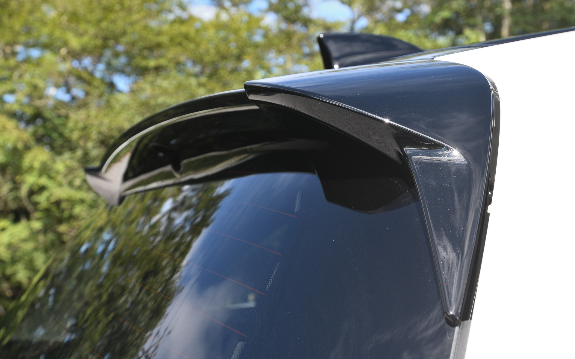 専用開発で純正アクセサリーとは長さも角度も異なるテールゲートスポイラーは、後方へしっかりと空気を受け流し、前後のリフトバランス改善にも効果を発揮している