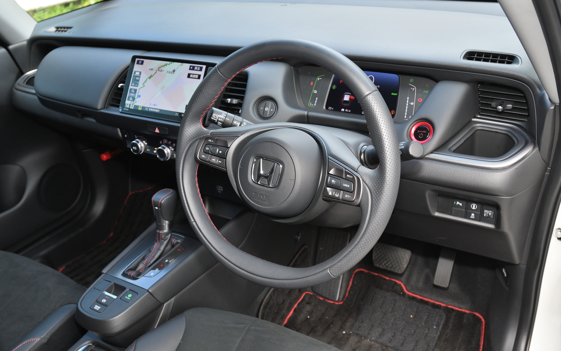 本革巻きのステアリングホイールやセレクトレバー、フロアカーペットマットに加え、インテリアパネルやパワースイッチも専用品がおごられ、所有する喜びを高めている