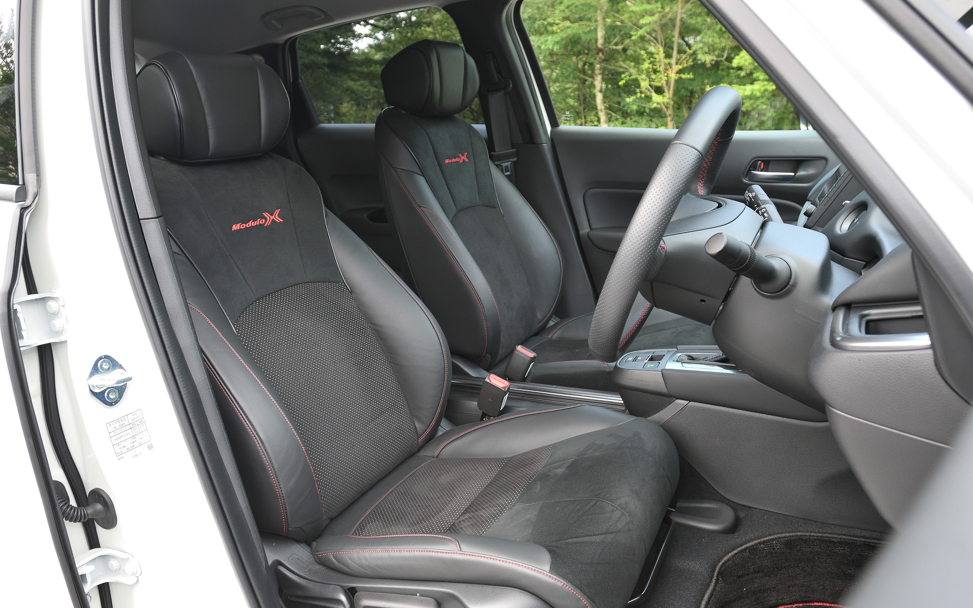 フロントの専用コンビシートのメイン表皮には滑りにくいラックススェード（R）を採用し、サイドサポートには高級感のある本革を使用。上質さとスポーティーさを両立しているのも嬉しい。Modulo Xのロゴ入りなところも専用ならではの特徴。インテリアは試乗車のブラックのほかに、赤い挿し色の入るブラック×ボルドーレッドもある