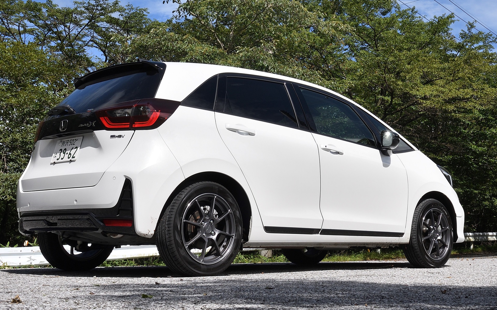 フィット e:HEV Modulo X（286万6600円）のベースはe:HEV LUXE（リュクス）で、ボディサイズは全長のみ5mm長くなり、4000×1695×1540mm（全長×全幅×全高）、ホイールベースは2530mm。前後は専用のエアロバンパーを装着する。ボディカラーは4色設定されていて、試乗したプラチナホワイト・パール＆ブラック（別途8万2500円）の2トーンほかに、プラチナホワイト・パ―ル、ミッドナイトブルービーム・メタリック、クリスタルブラック・パールの単色がある