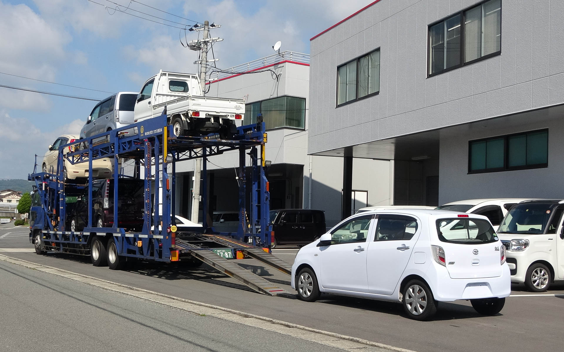軽四輪自動車10台を佐賀県武雄市に陸送