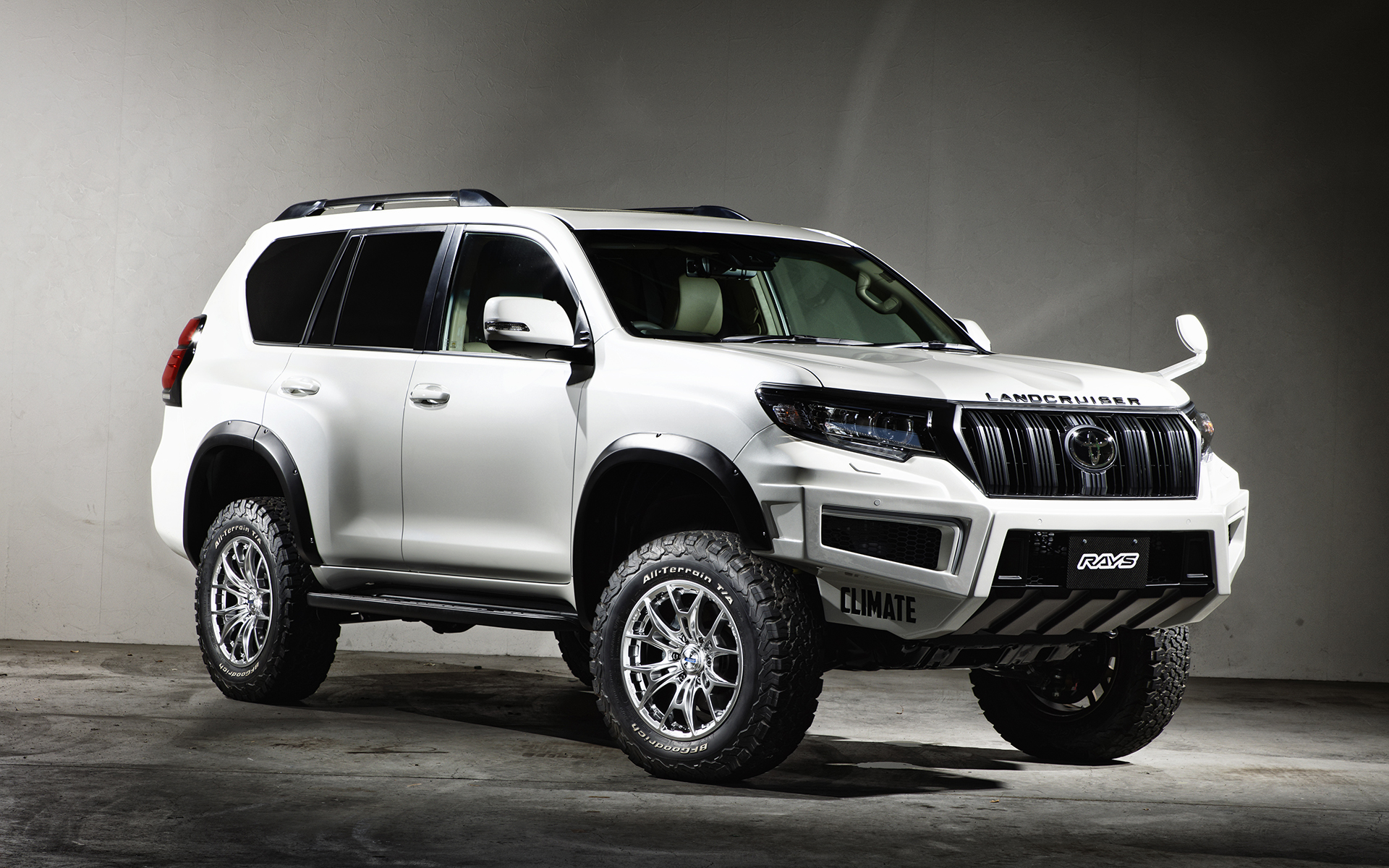 トヨタ ランドクルーザー プラドに装着した57BNX。ブロックタイヤとのマッチングも見事