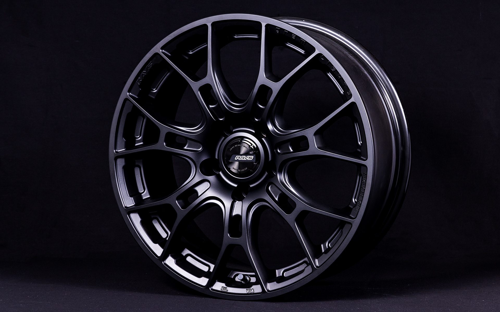 Y字スポークが7本の2×7デザインとなるスモールP.C.D.（114.3）用の57BNX。5穴仕様は17×7Jを設定