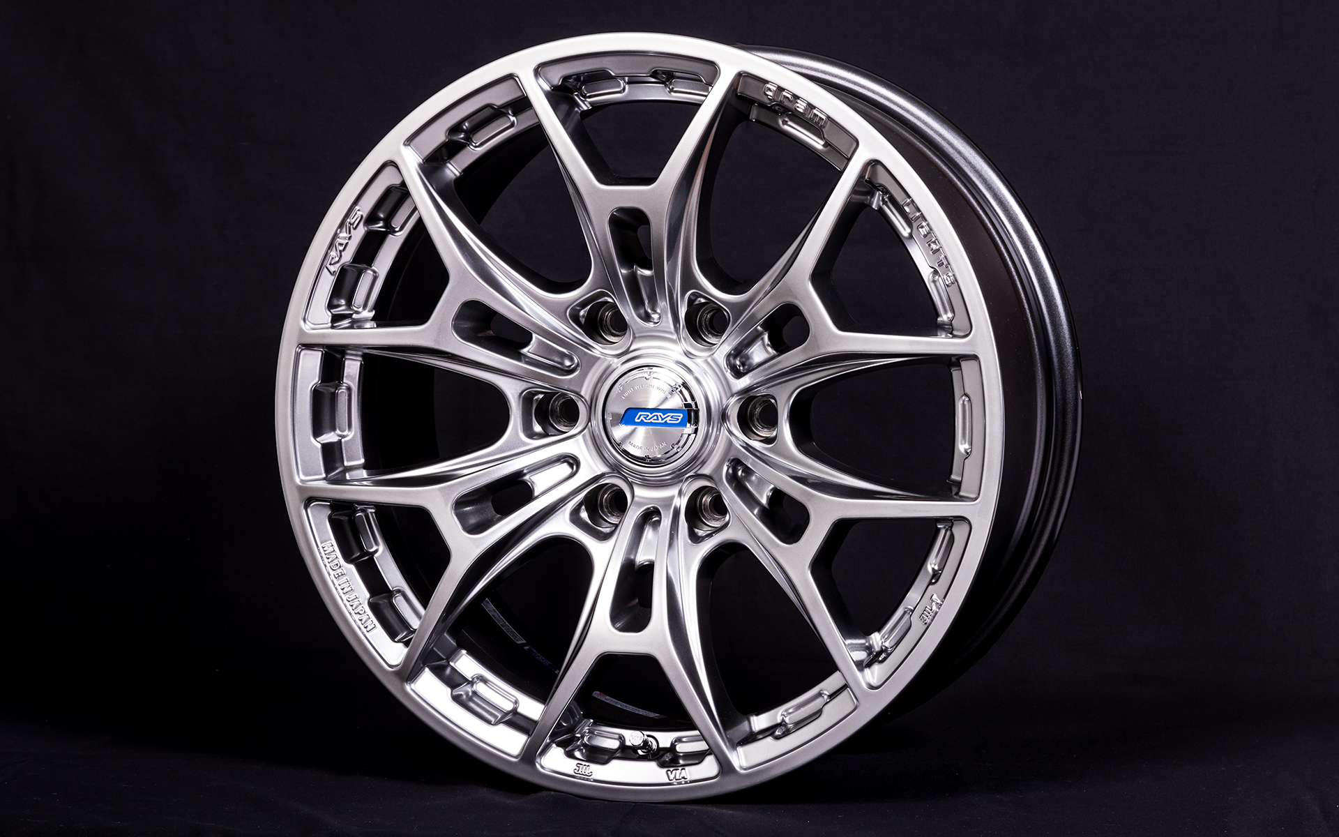 Y字スポークデザインの「57BNX」。ラージP.C.D.（139.7）、ボルト穴が6個ということでY字スポークを6本とする2×6デザインを採用。リム部には「SPEED BRICK RIM type-1」のデザインを施し、ブロックタイヤなどとの繋がりを表現した。6穴仕様では18×8Jをラインアップ