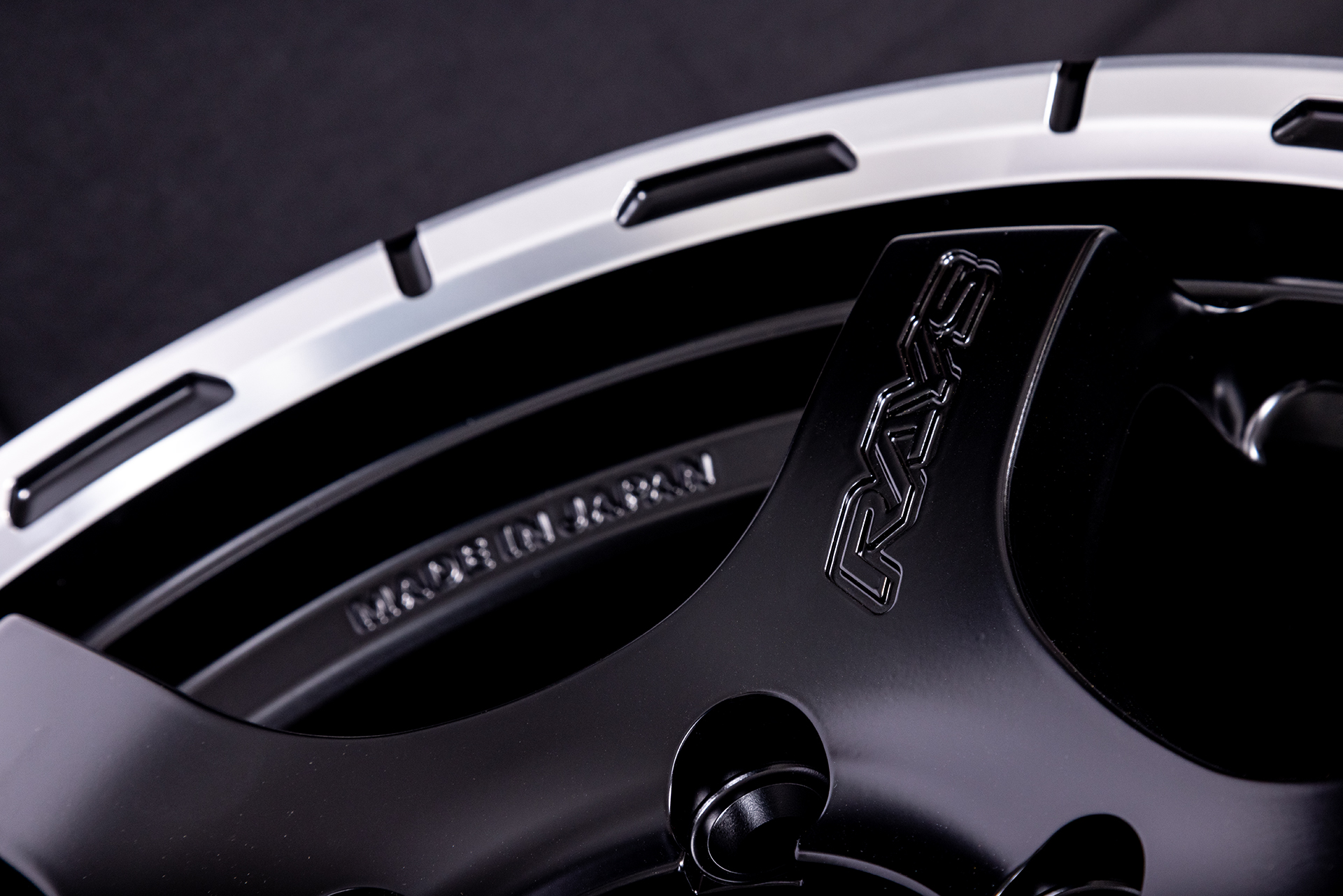 リムは「SPEED BRICK RIM type-2」デザインを採用。ディスクブレーキのイメージで、マットなシルバーとブラックは、オンにもオフにもマッチするようにしたもの