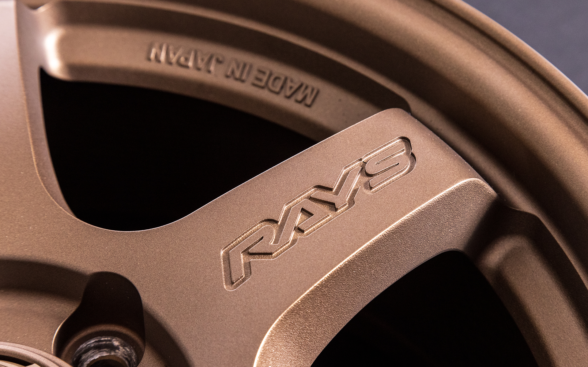 スポークにはレイズのロゴ刻まれる