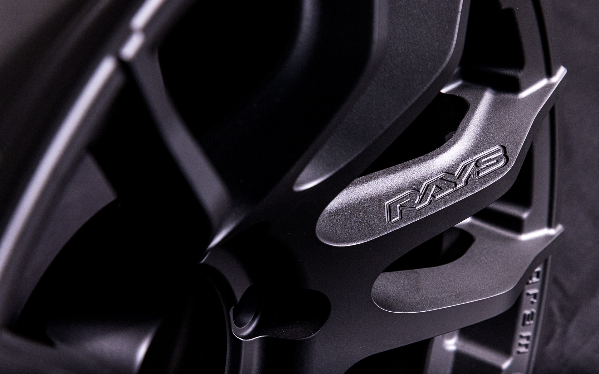 コンケイブしたスポークサイドの“RAYS”エンボスロゴ