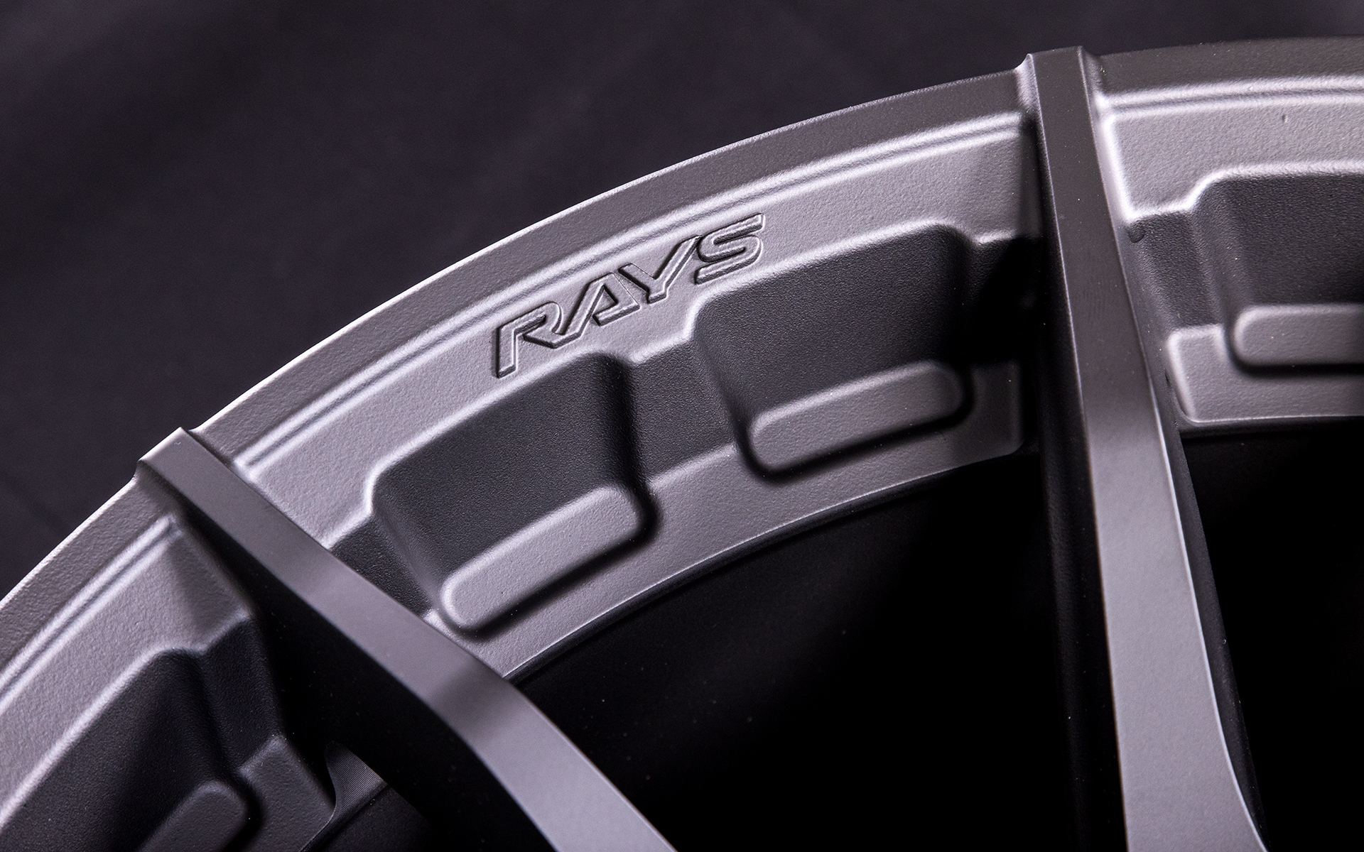 リムは「SPEED BRICK RIM type-1」を採用し、肉抜きしながらブロックタイヤなどとのデザイン上の相性も考慮している