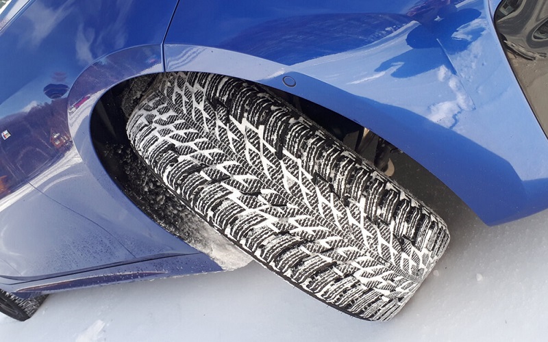 車両全体が見えるカットとタイヤのパターンデザインが見えるカットがそれぞれ必要となる