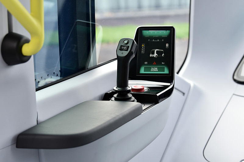 「e-Palette（eパレット）」の操作部となるジョイスティック。自動運転の際は収納などもできるようになっているが、今後は常に出した状態でマニュアル運転を主に運行されていく。赤い丸いボタンは非常停止スイッチ
