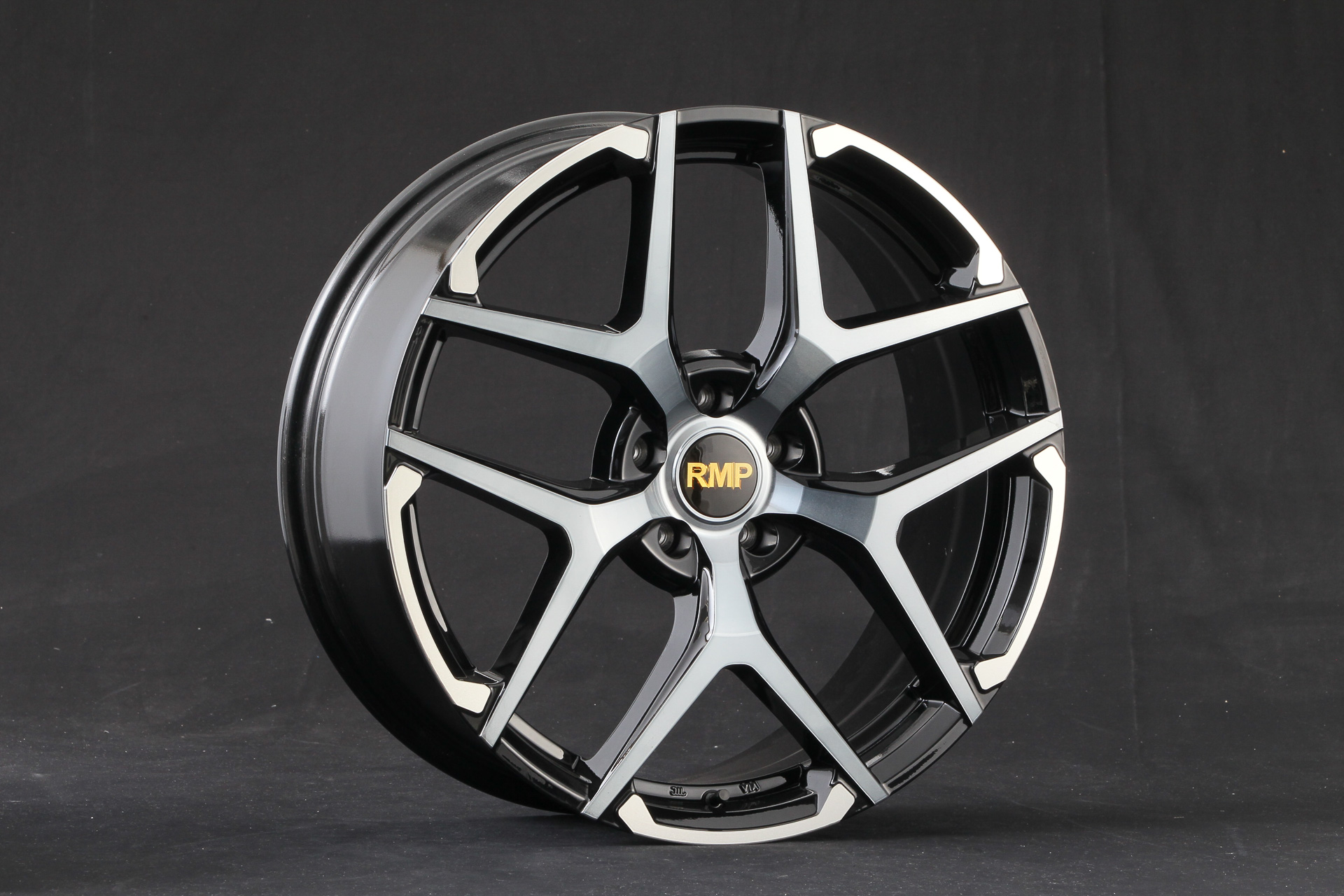 昨今流行りのSUVのデザインに負けない大口径デザインとカラーリングにこだわった「RMP 025FX」。カラーはブラックポリッシュハイブリッドクリアで、センターキャップカラーはゴールドとシルバーの2種類を設定。サイズは18×7J～20×8.5J。価格は4万3500円～6万円（税別/本）。今回用品大賞準グランプリに選ばれたのはこのホイールで、“2トーンクリア”という凝ったカラーが受賞の秘訣となっている