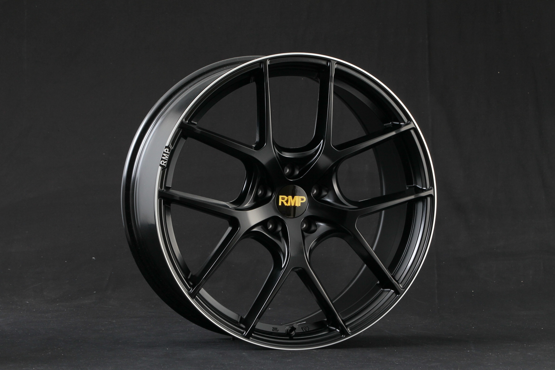 こちらは2×5スポークの「RMP025F」。カラーはセミグロスブラック＋リムエッジダイヤモンドカット＋ロゴマシニング。センターキャップはブラック/ゴールド仕様。サイズは17×7J 40～20×8.5J 38。価格は4万1800円～6万4900円