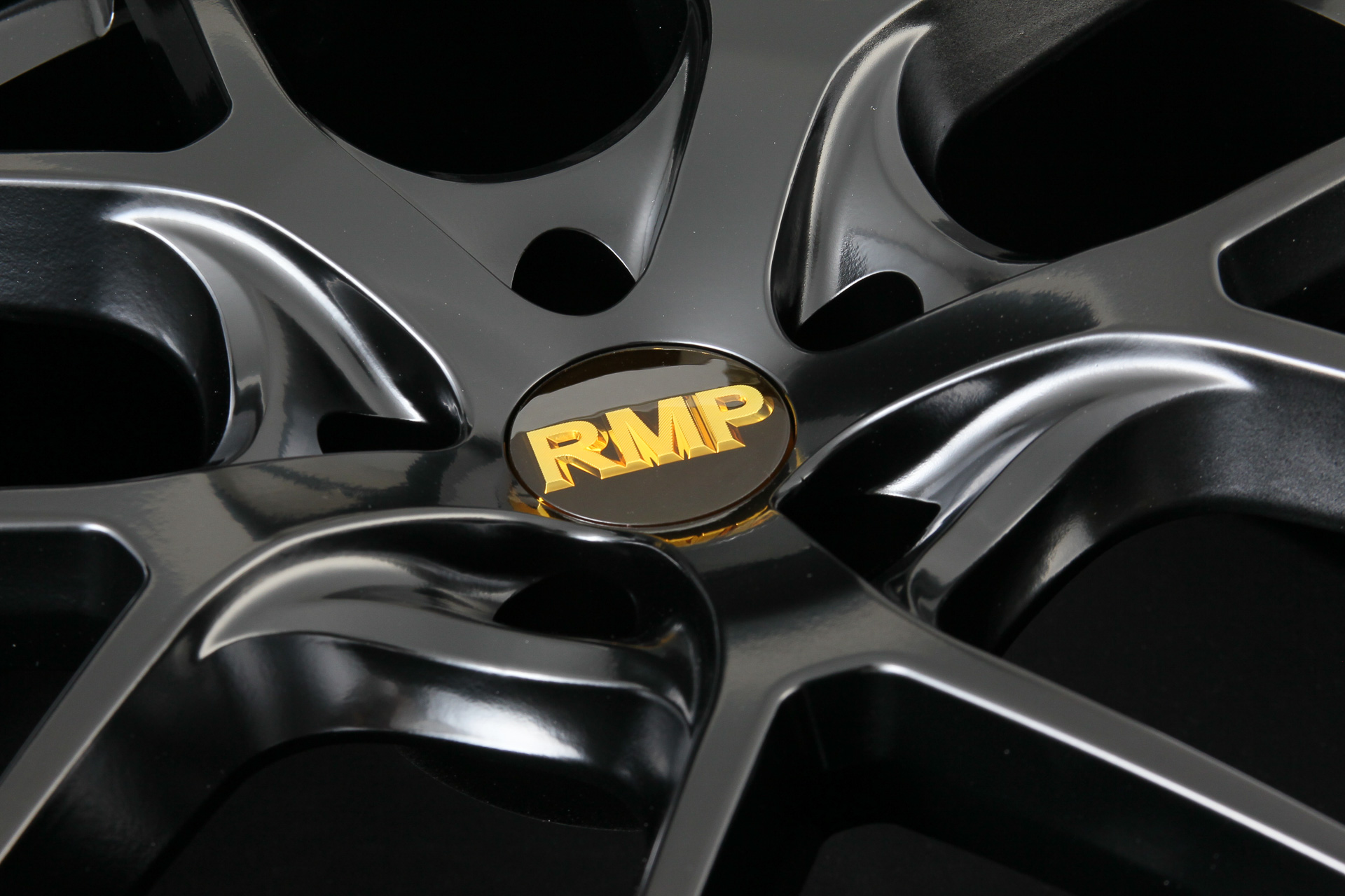 025Fのセンター部。今は自動車メーカーも好んで使う黒色だが、新色のセミグロスブラックはカスタマイズ用ホイールならではの雰囲気を持つ「黒」となっている