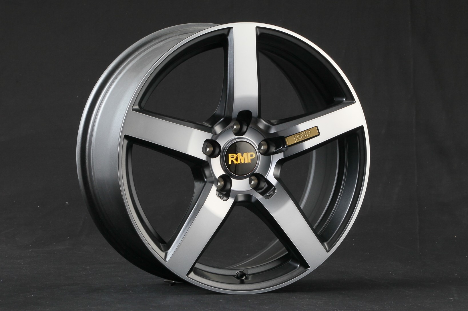 RMP050Fのカラーはガンメタダイヤモンドカット/マットスモーククリア。センターキャップはレンズタイプのブラック/ゴールド仕様。サイズは18×7J 48～20×8.5J 38。価格は4万7850円～6万6000円