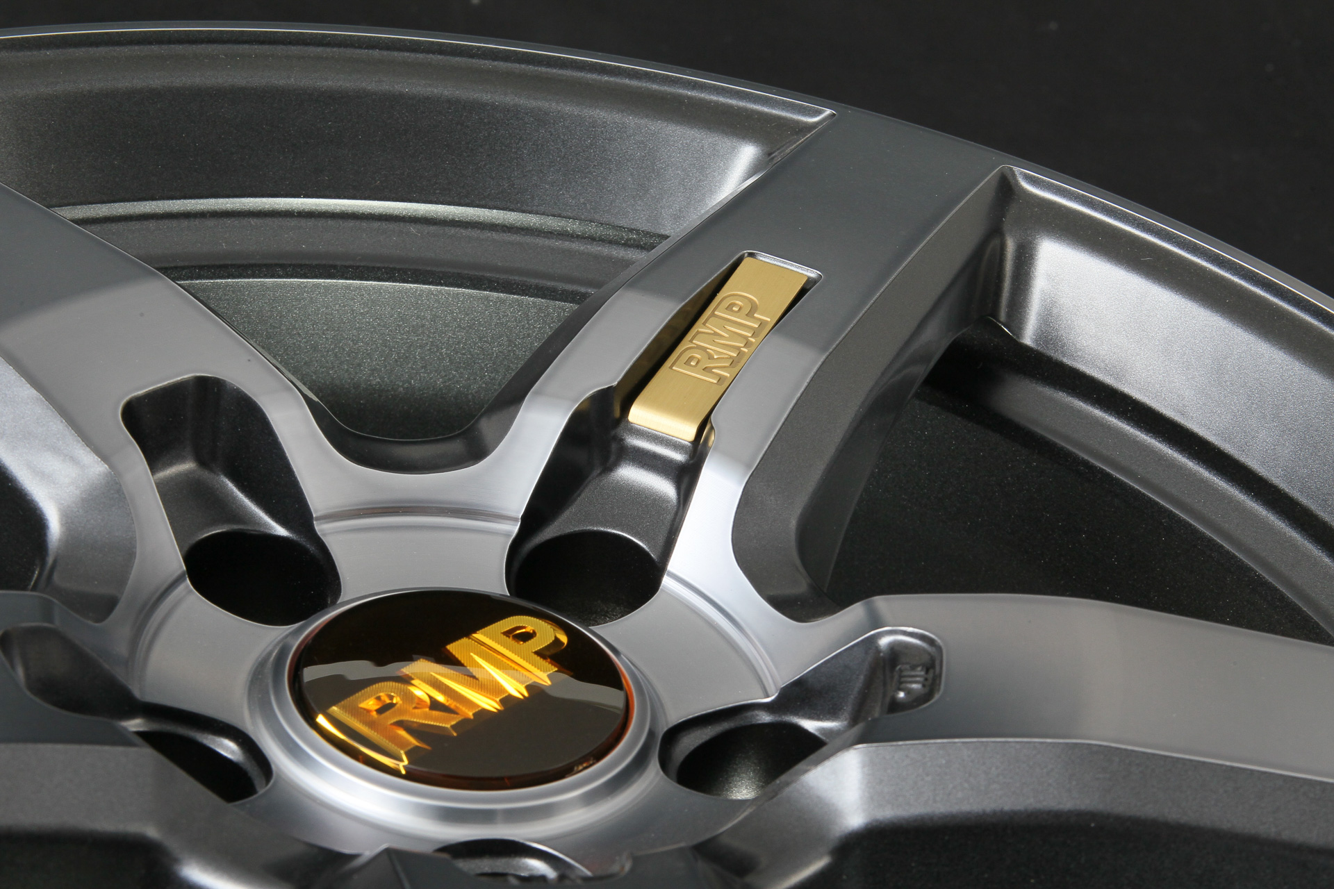 5穴仕様のホイールでは、もっともシンプルなデザインである5本スポーク。それだけに平凡になりがちな面もあるが、そこを最新の設計思想で再構築した。スポークが長く見えるのはもちろん、スポークサイドのボリュームをコントロールすることでシャープさを演出している