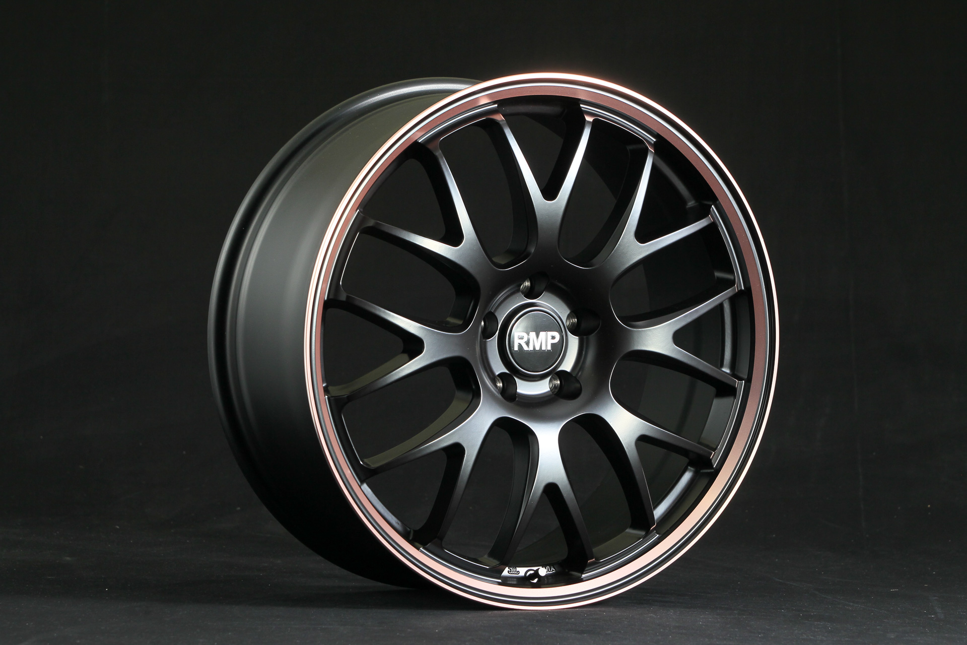 RMP 820Fの位置づけは、スポーティとドレスアップの両立したプレミアムホイール。カラーは3色設定。画像は新色のセミグロスブラック/デュアルポリッシュ/ピンクゴールドクリア。ほかにハイパーメタルコート/ミラーカット、セミグロスブラック/デュアルポリッシュ/ブロンズクリアがある。センターキャップはハイパーメタルコートがブラック/ゴールド仕様でセミグロスブラックがシルバー/ブラックになる。サイズは18×7J 48～20×8.5J 38。価格は4万7850円～6万6000円