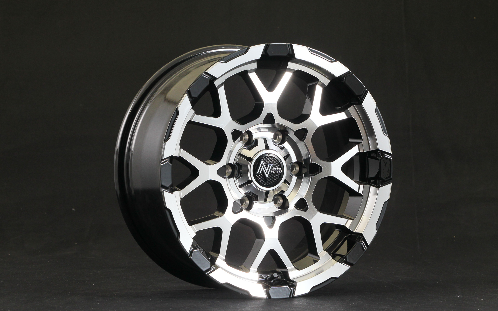 MIDナイトロパワー バレット。工法は鋳造1ピース。カラーはブラック/ミラーカット、セミグロスブラック/マシニング、セミグロスブラックの3色展開で、ホール数によってカラーラインアップが異なる。サイズは6穴 139.7用が16×6.5J 38~20×85J 20で、価格は3万7000円~6万4000円(税別)。5穴 114.3用が16×7J 40と18×7J 35、18×7J 42で、価格は3万9000円~5万4000円(税別)。4穴 100用は15×5J 48と16×6J 40で価格は2万9000円~3万6000円(税別)