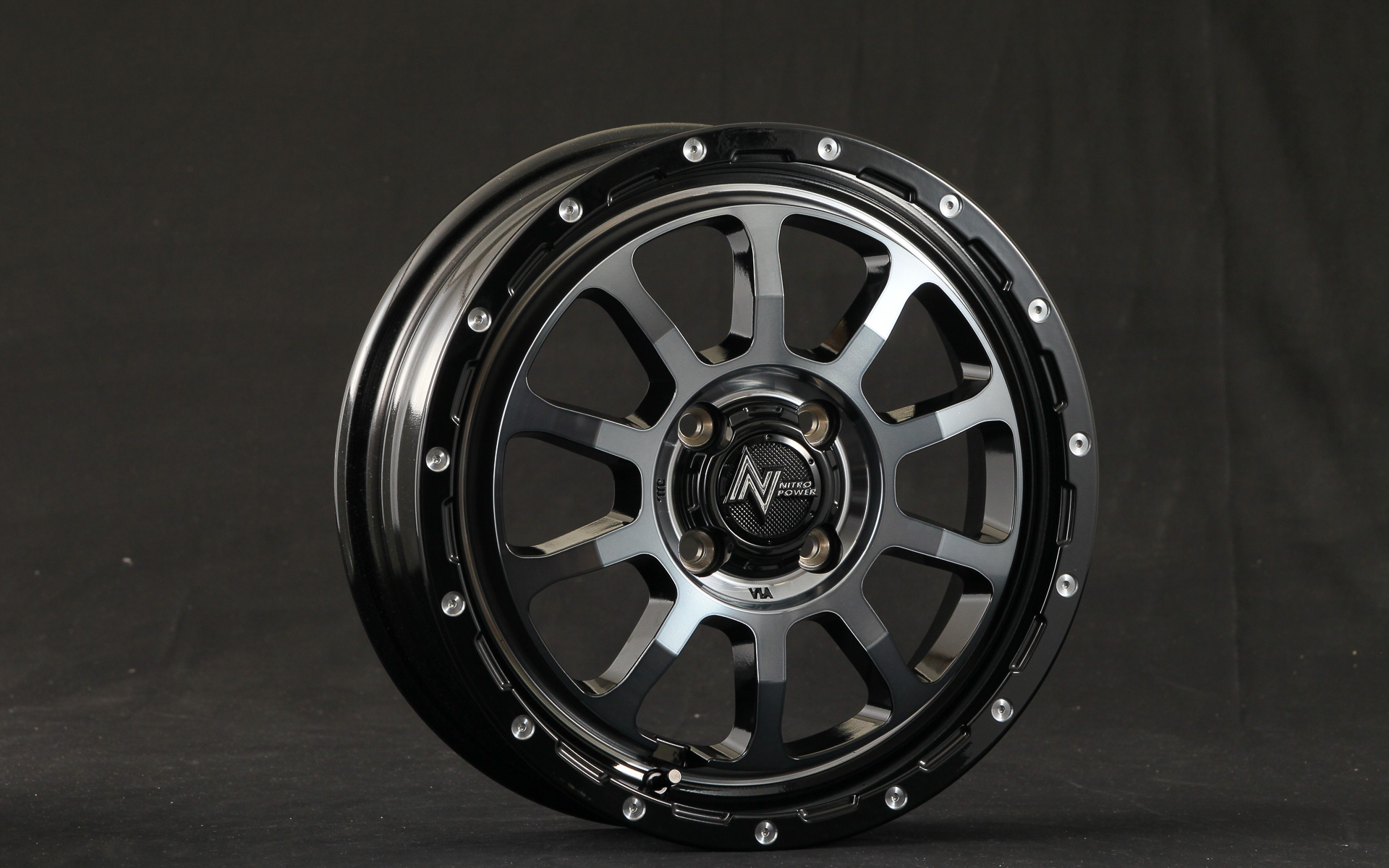 ナイトロパワー M10パーシング。工法は鋳造1ピース。カラーはブラック/DC+マシニング/ブラッククリア、セミグロスブラック/マシニングの2色。サイズは6穴 139.7用が15×6J 33~17×8J 20で、価格は3万2000円~5万円(税別)。5穴 139.7用が16×5.5J 20、16×6J -5で、価格は3万5000円~3万7000円(税別)。5穴 114.3用が16×7J 40と18×7J 42で、価格は3万9000円~4万6000円(税別)。4穴 100用は14×4.5J 45(近日発売予定)と15×5J 45で価格は3万円(税別)