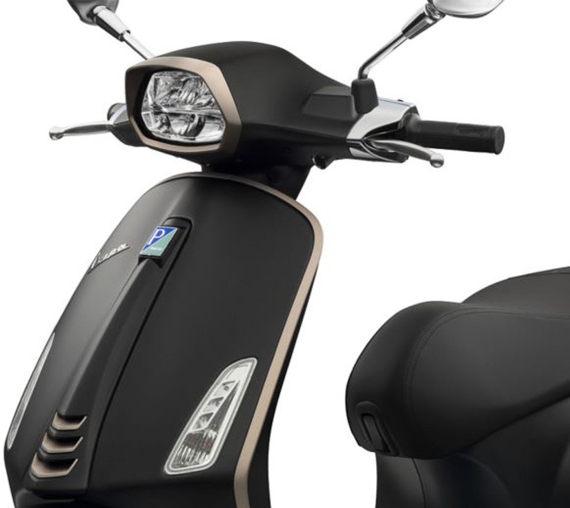 マットブラックにはブロンズのトリムを採用する