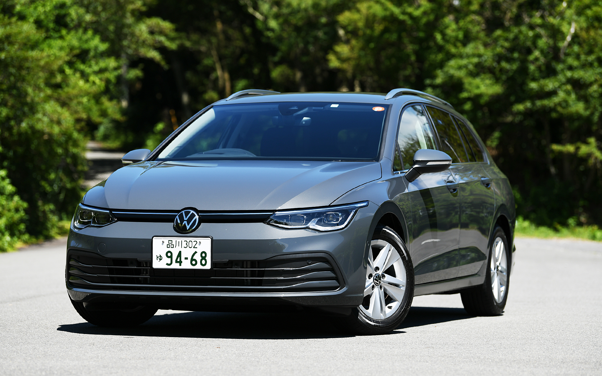 新型「ゴルフ ヴァリアント」。今回の試乗車は1.0リッターエンジンを搭載する「eTSI Active」。価格は326万5000円。ボディカラーは新色のドルフィングレーメタリック