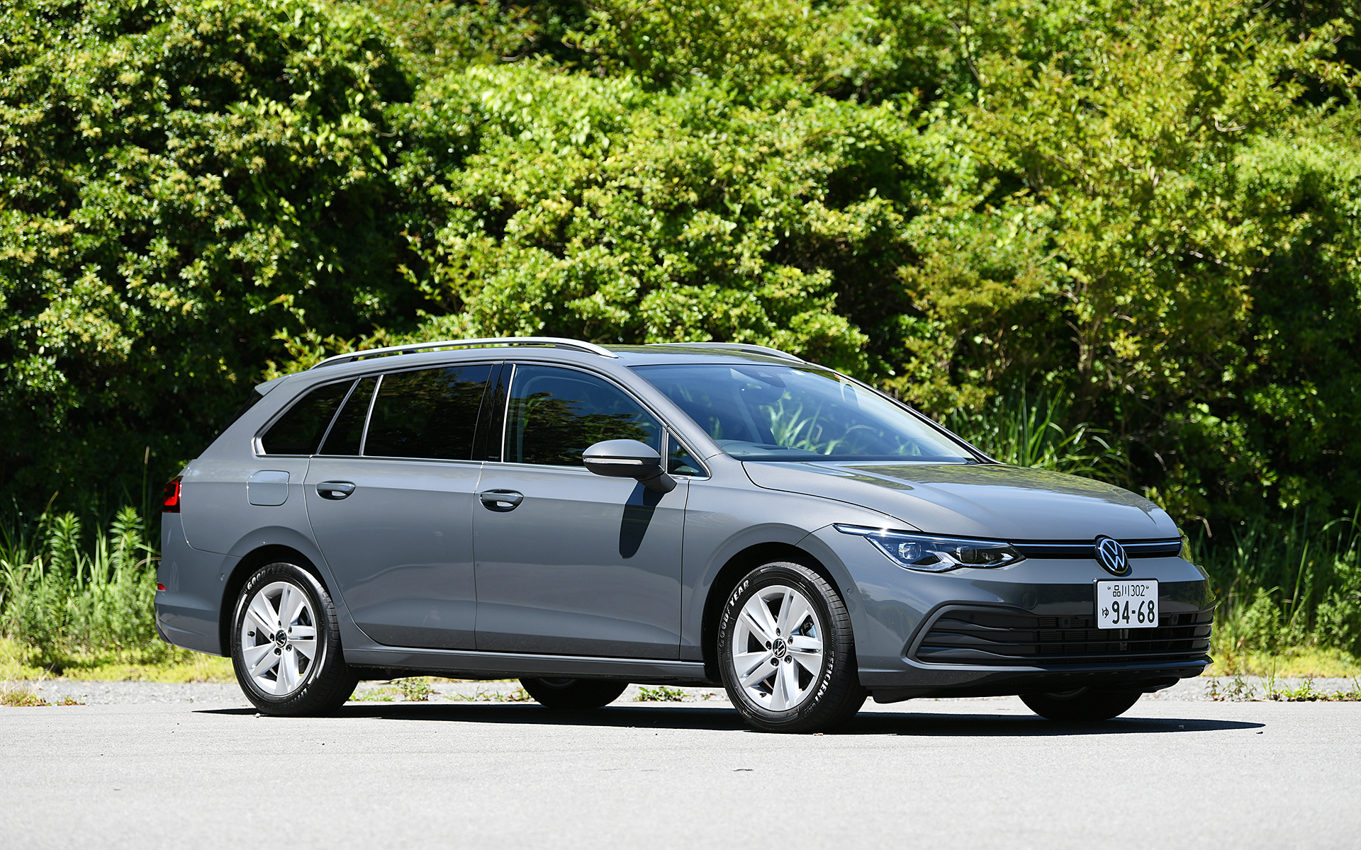 ボディサイズは4640×1790×1485mm（全長×全幅×全高）、ホイールベースは2670mm。車両重量は1360kg。5ダブルスポークのアルミホイールに組み合わせるのは、205/55R16サイズのグッドイヤー「エフィシェントグリップ パフォーマンス」