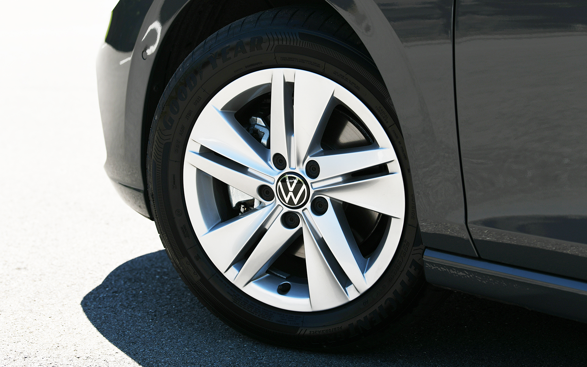 ボディサイズは4640×1790×1485mm（全長×全幅×全高）、ホイールベースは2670mm。車両重量は1360kg。5ダブルスポークのアルミホイールに組み合わせるのは、205/55R16サイズのグッドイヤー「エフィシェントグリップ パフォーマンス」