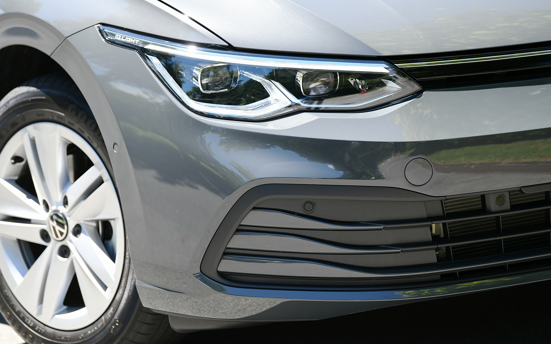 ボディサイズは4640×1790×1485mm（全長×全幅×全高）、ホイールベースは2670mm。車両重量は1360kg。5ダブルスポークのアルミホイールに組み合わせるのは、205/55R16サイズのグッドイヤー「エフィシェントグリップ パフォーマンス」