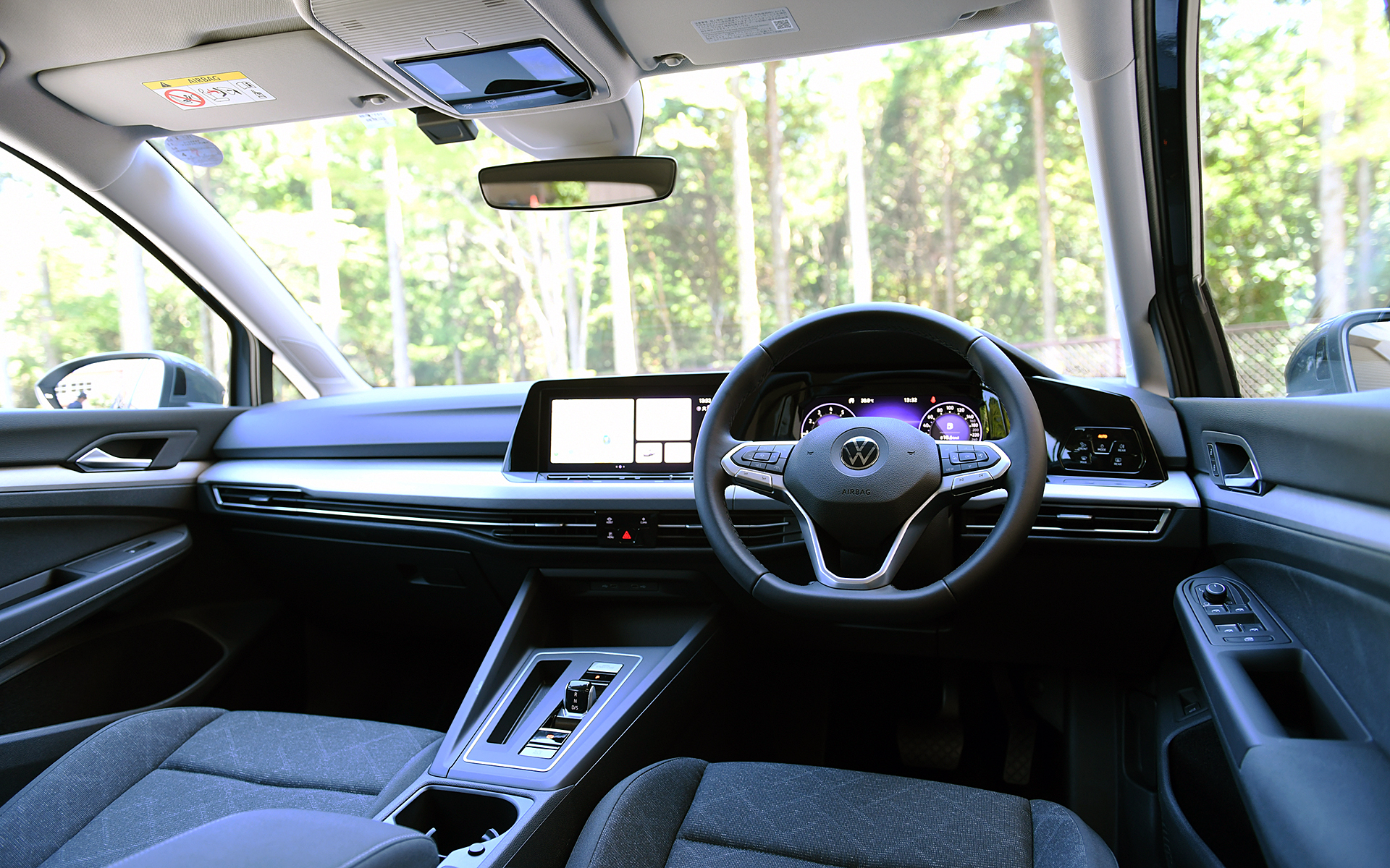 内装は新型ゴルフと同じく水平基調でシンプルながら、随所にデジタル技術が盛り込まれ、スイッチ類は静電式タッチセンサーを採用し、押すだけでなくスライドや長押しなどによる操作も可能。インフォテイメントシステムは10インチのタッチスクリーンを備える“Ready 2 Discover”メーターは好みに応じてさまざまな表示を切り替えられる“Digital Cockpit Pro”を搭載