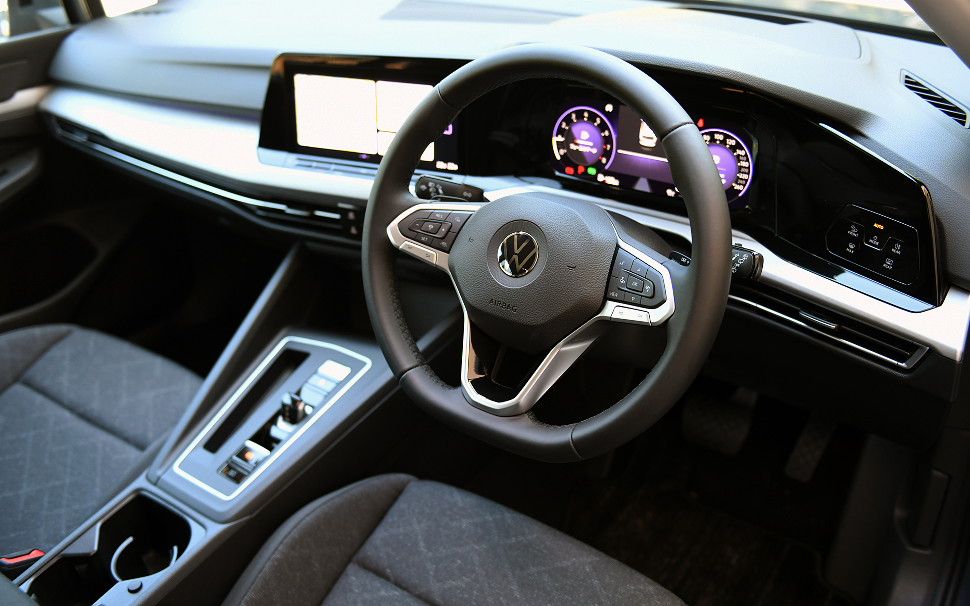 内装は新型ゴルフと同じく水平基調でシンプルながら、随所にデジタル技術が盛り込まれ、スイッチ類は静電式タッチセンサーを採用し、押すだけでなくスライドや長押しなどによる操作も可能。インフォテイメントシステムは10インチのタッチスクリーンを備える“Ready 2 Discover”メーターは好みに応じてさまざまな表示を切り替えられる“Digital Cockpit Pro”を搭載