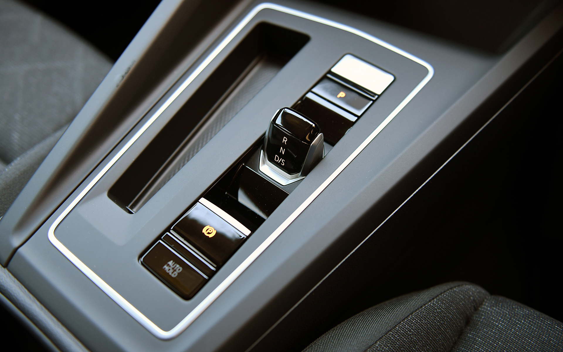 内装は新型ゴルフと同じく水平基調でシンプルながら、随所にデジタル技術が盛り込まれ、スイッチ類は静電式タッチセンサーを採用し、押すだけでなくスライドや長押しなどによる操作も可能。インフォテイメントシステムは10インチのタッチスクリーンを備える“Ready 2 Discover”メーターは好みに応じてさまざまな表示を切り替えられる“Digital Cockpit Pro”を搭載