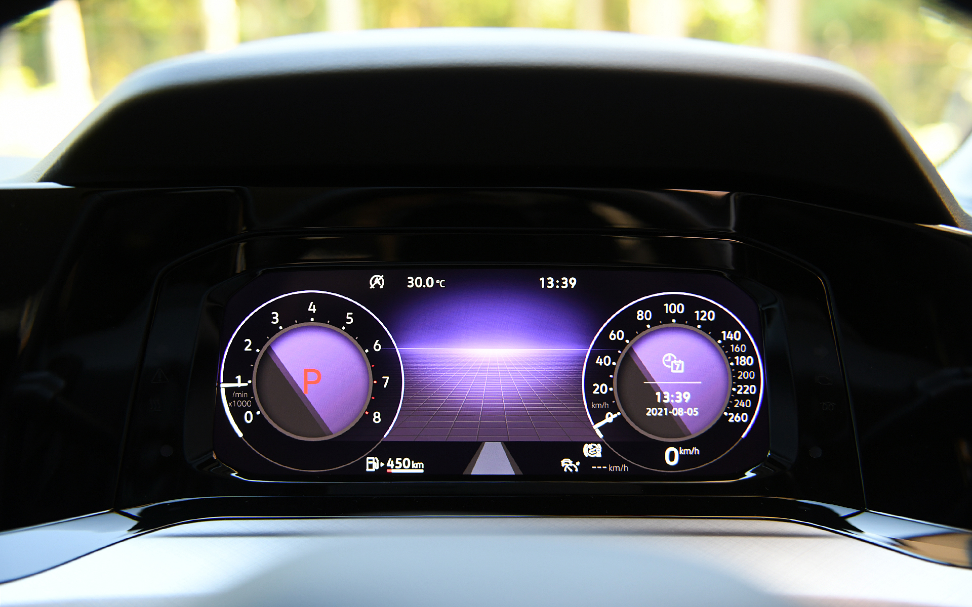 内装は新型ゴルフと同じく水平基調でシンプルながら、随所にデジタル技術が盛り込まれ、スイッチ類は静電式タッチセンサーを採用し、押すだけでなくスライドや長押しなどによる操作も可能。インフォテイメントシステムは10インチのタッチスクリーンを備える“Ready 2 Discover”メーターは好みに応じてさまざまな表示を切り替えられる“Digital Cockpit Pro”を搭載