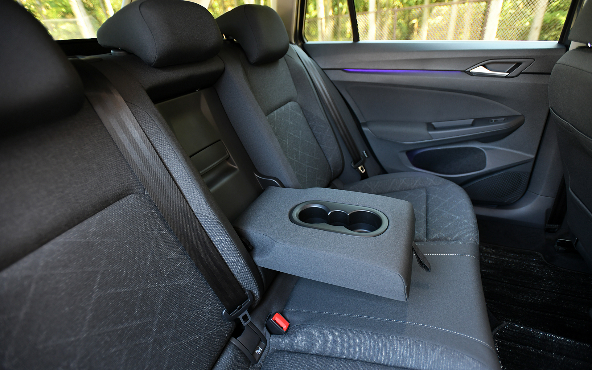 リアシートは伸長されたホイールベースの恩恵を存分に受け、広々とした足下スペースを確保。ドリンクホルダー付きのアームレストや後席独立のエアコンも用意される