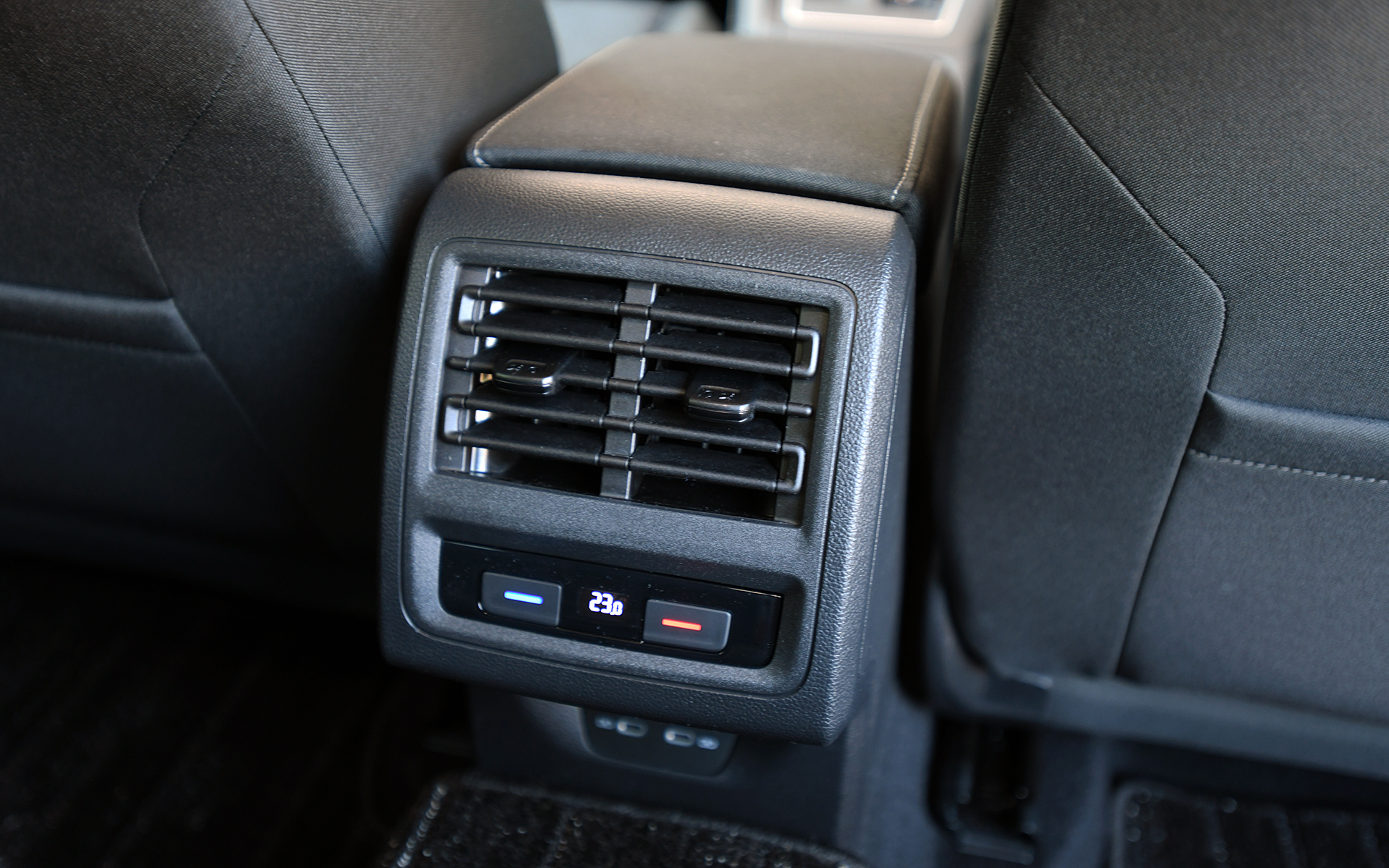 リアシートは伸長されたホイールベースの恩恵を存分に受け、広々とした足下スペースを確保。ドリンクホルダー付きのアームレストや後席独立のエアコンも用意される