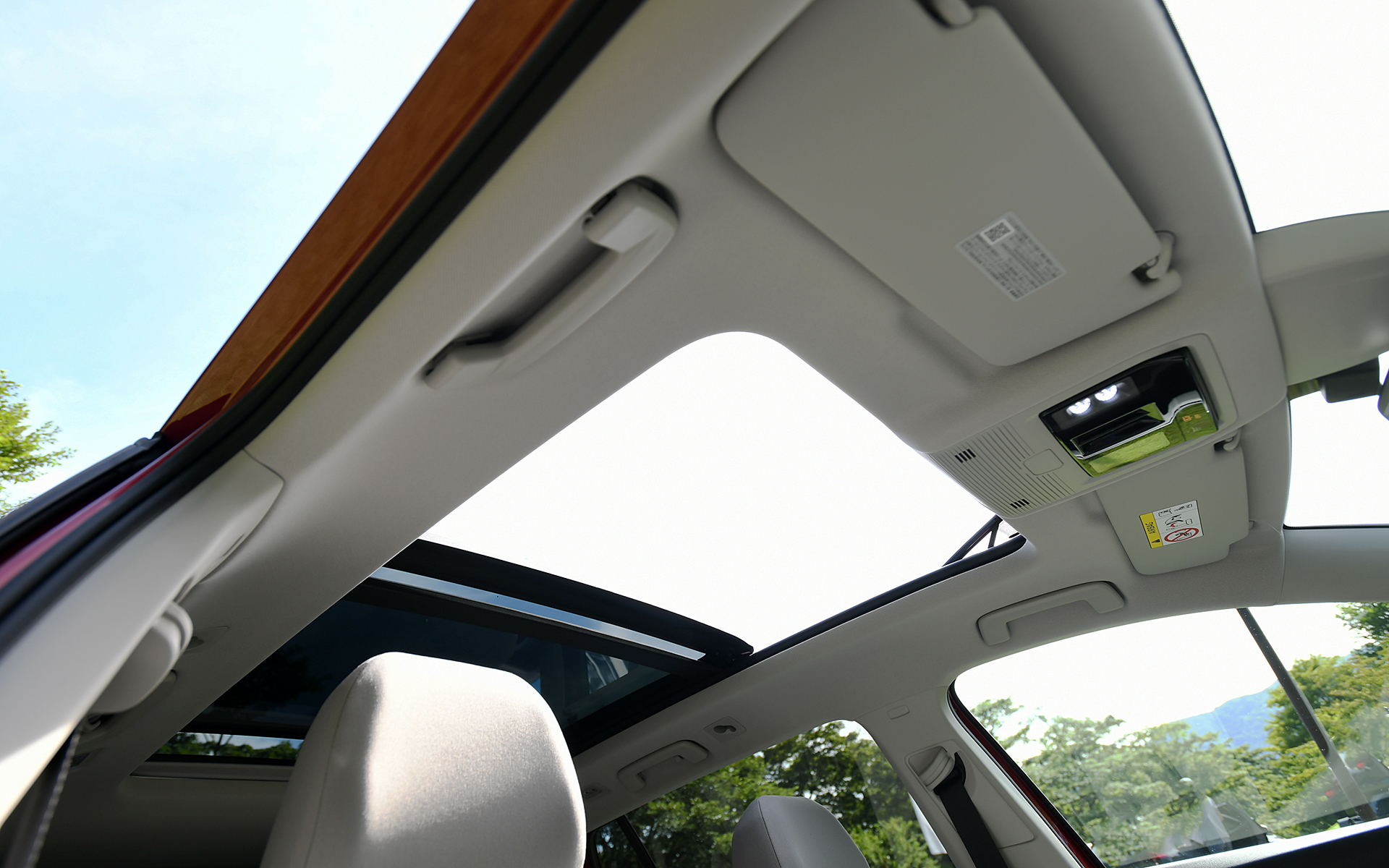 別途、電動パノラマスライディングルーフもHerman Kardonのプレミアムサウンドシステムとのセットオプションとして用意されている