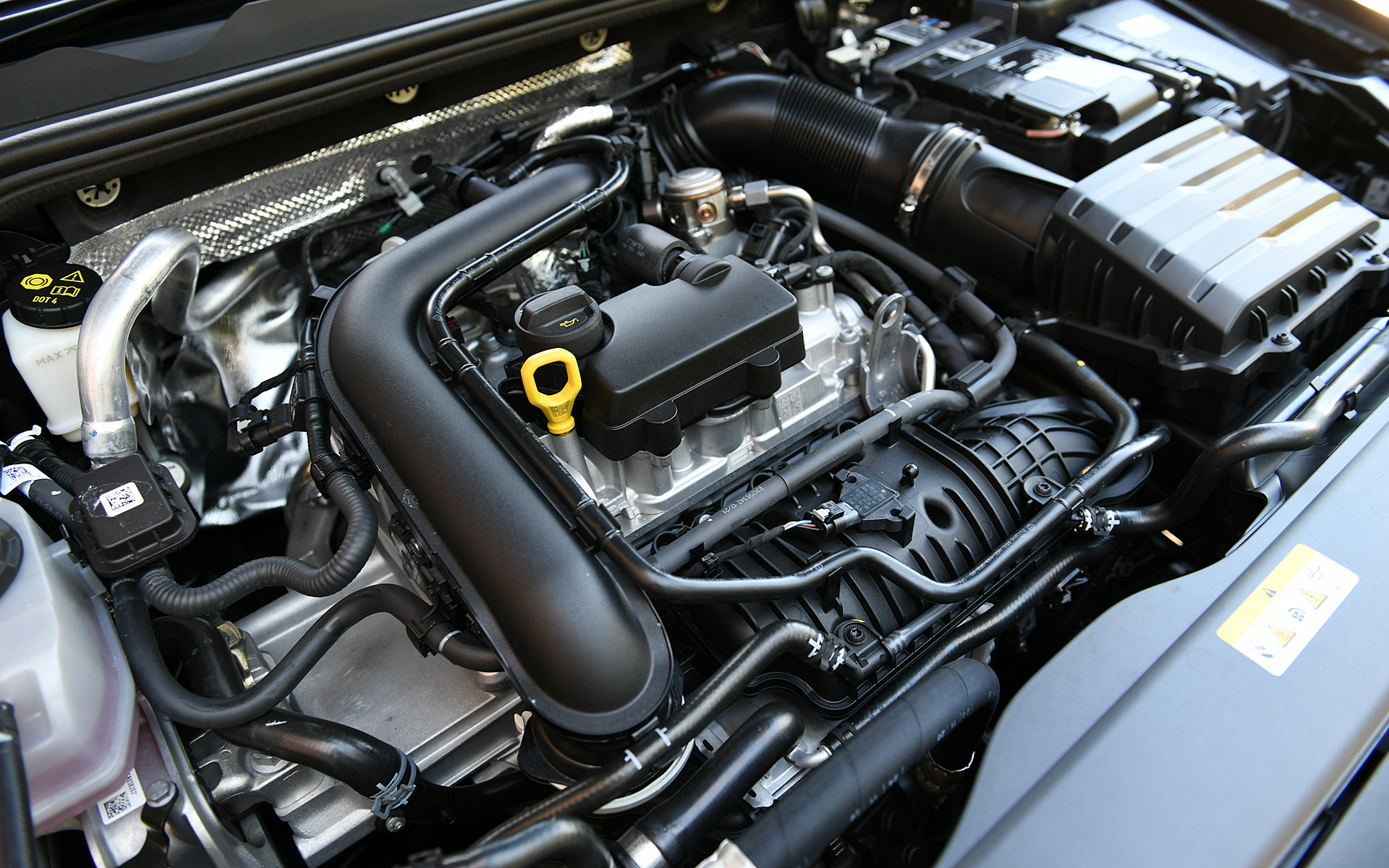 直列3気筒DOHC 1.0リッターターボ「DLA」エンジンは最高出力81kW（110PS）/5500rpm、最大トルク200Nm（20.4kgfm）/2000-3000rpmを発生。これに最高出力9.4kW（13PS）、最大トルク62Nm（6.3kgfm）を発生するモーターを用いる48Vマイルドハイブリッドシステムを組み合わせる。トランスミッションは7速DSG。WLTCモード燃費は18.0km/L