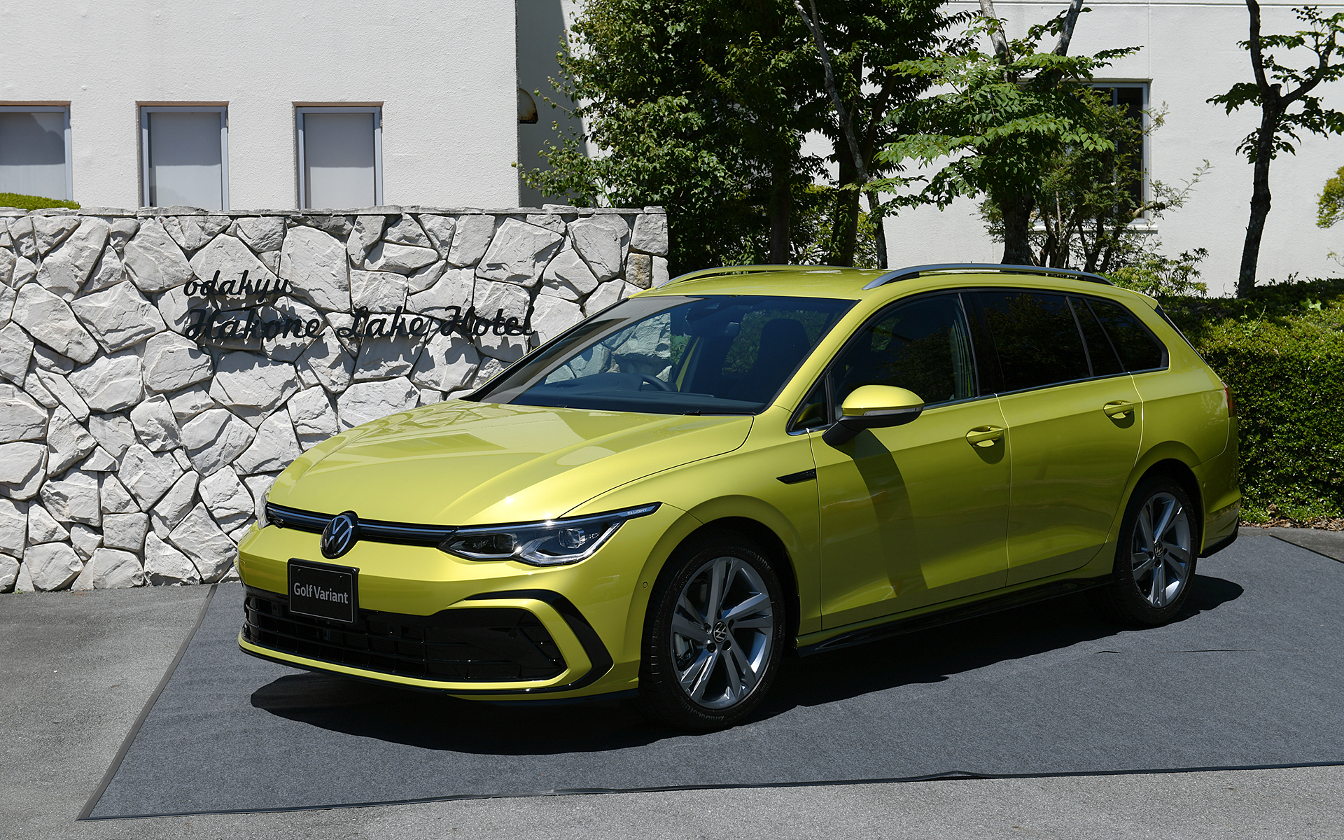 撮影車両は随所に専用デザインを用いる「ゴルフ ヴァリアント eTSI R-Line」（389万5000円）。ボディカラーは新色のライムイエローメタリック