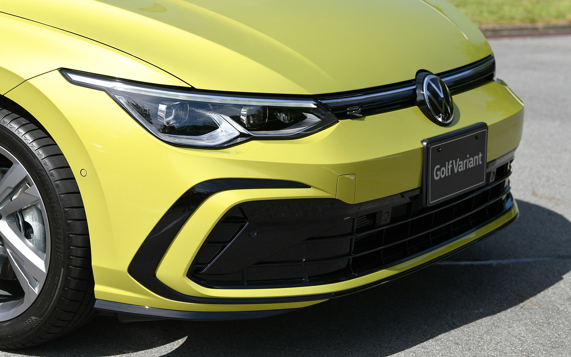 撮影車両は随所に専用デザインを用いる「ゴルフ ヴァリアント eTSI R-Line」（389万5000円）。ボディカラーは新色のライムイエローメタリック