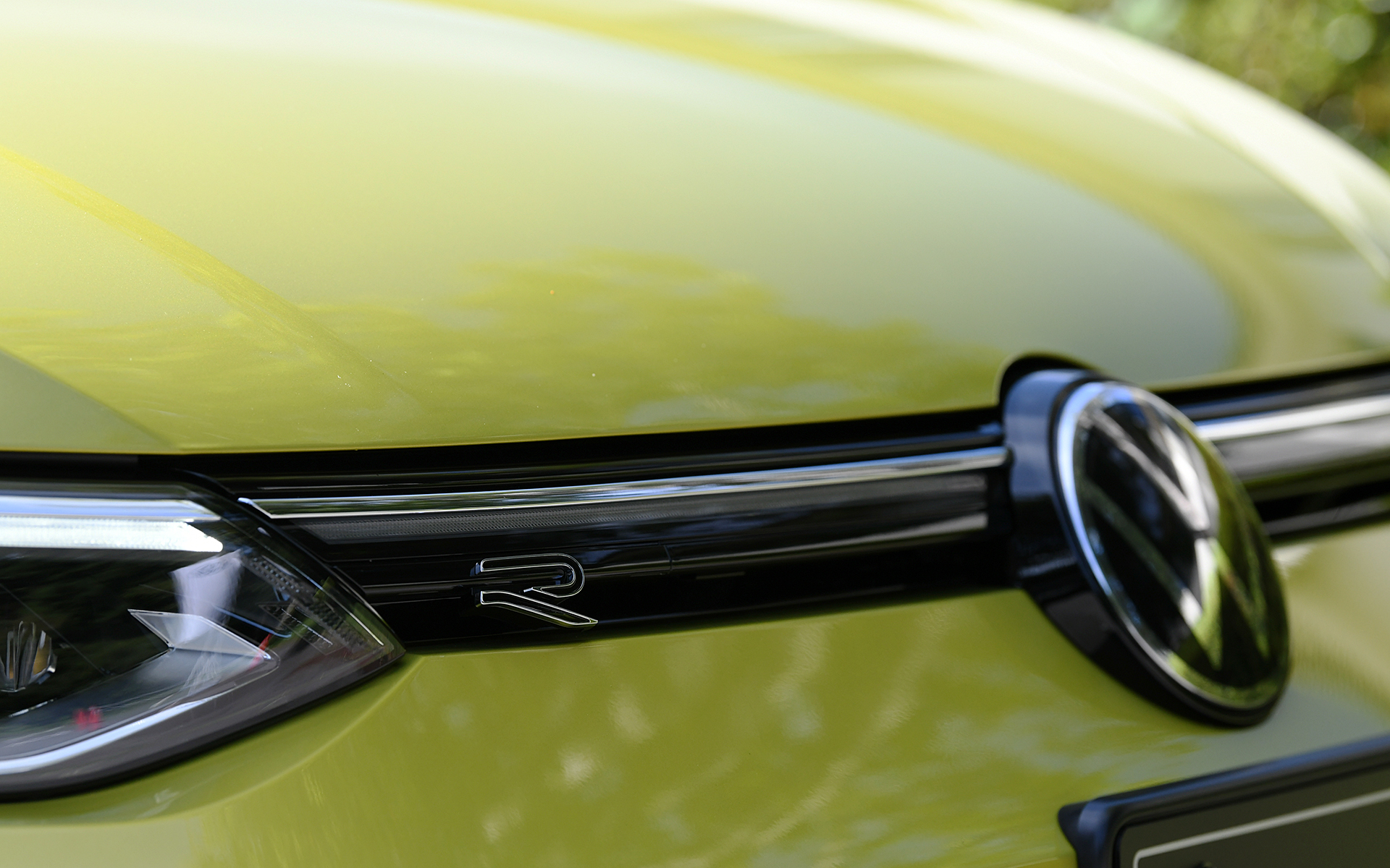 撮影車両は随所に専用デザインを用いる「ゴルフ ヴァリアント eTSI R-Line」（389万5000円）。ボディカラーは新色のライムイエローメタリック