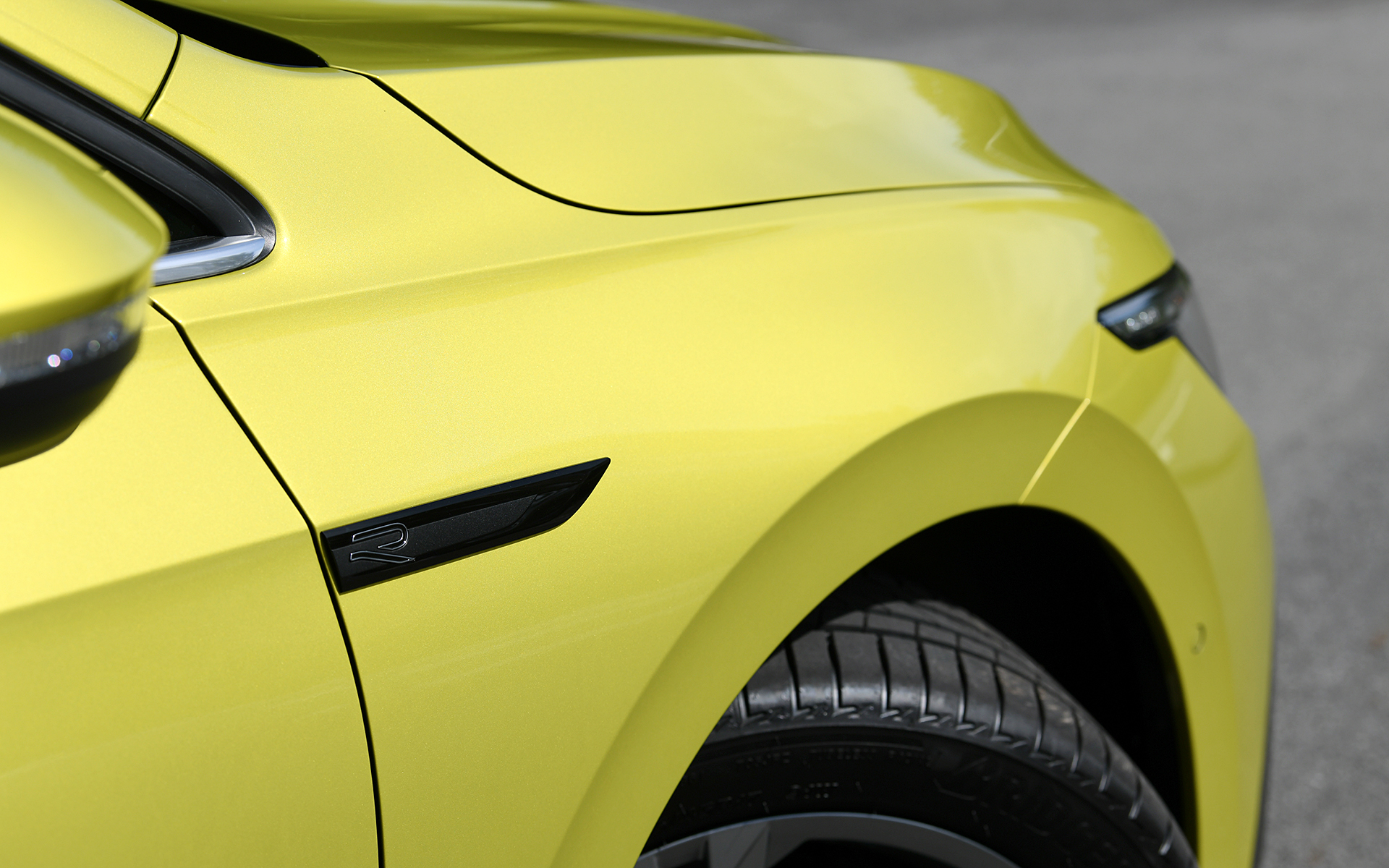 撮影車両は随所に専用デザインを用いる「ゴルフ ヴァリアント eTSI R-Line」（389万5000円）。ボディカラーは新色のライムイエローメタリック