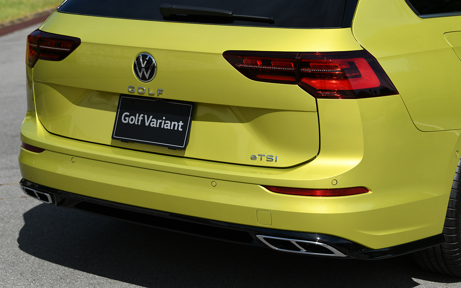 撮影車両は随所に専用デザインを用いる「ゴルフ ヴァリアント eTSI R-Line」（389万5000円）。ボディカラーは新色のライムイエローメタリック