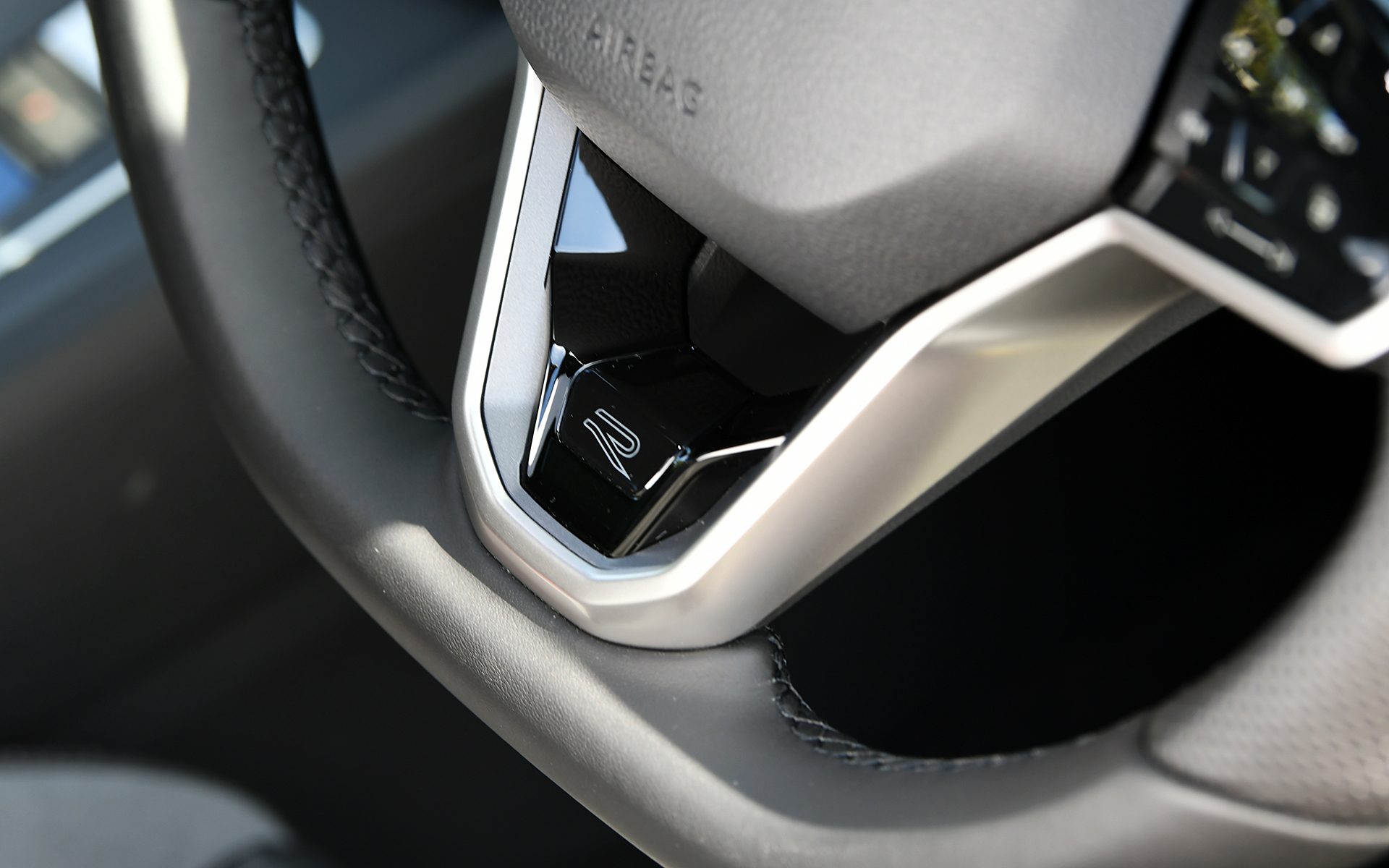 撮影車両は随所に専用デザインを用いる「ゴルフ ヴァリアント eTSI R-Line」（389万5000円）。ボディカラーは新色のライムイエローメタリック