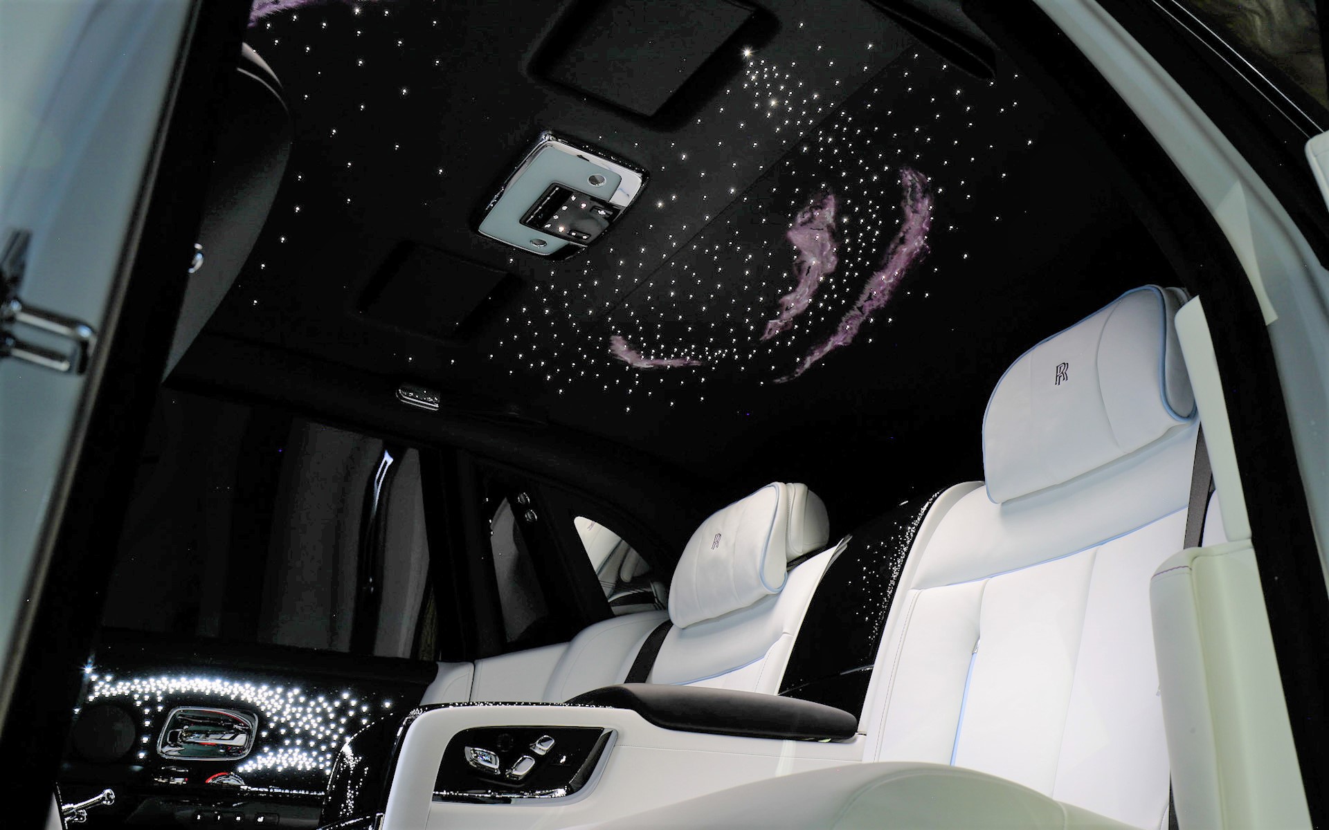 天井は神秘的な空間が絶え間なく変化しながら広がっている