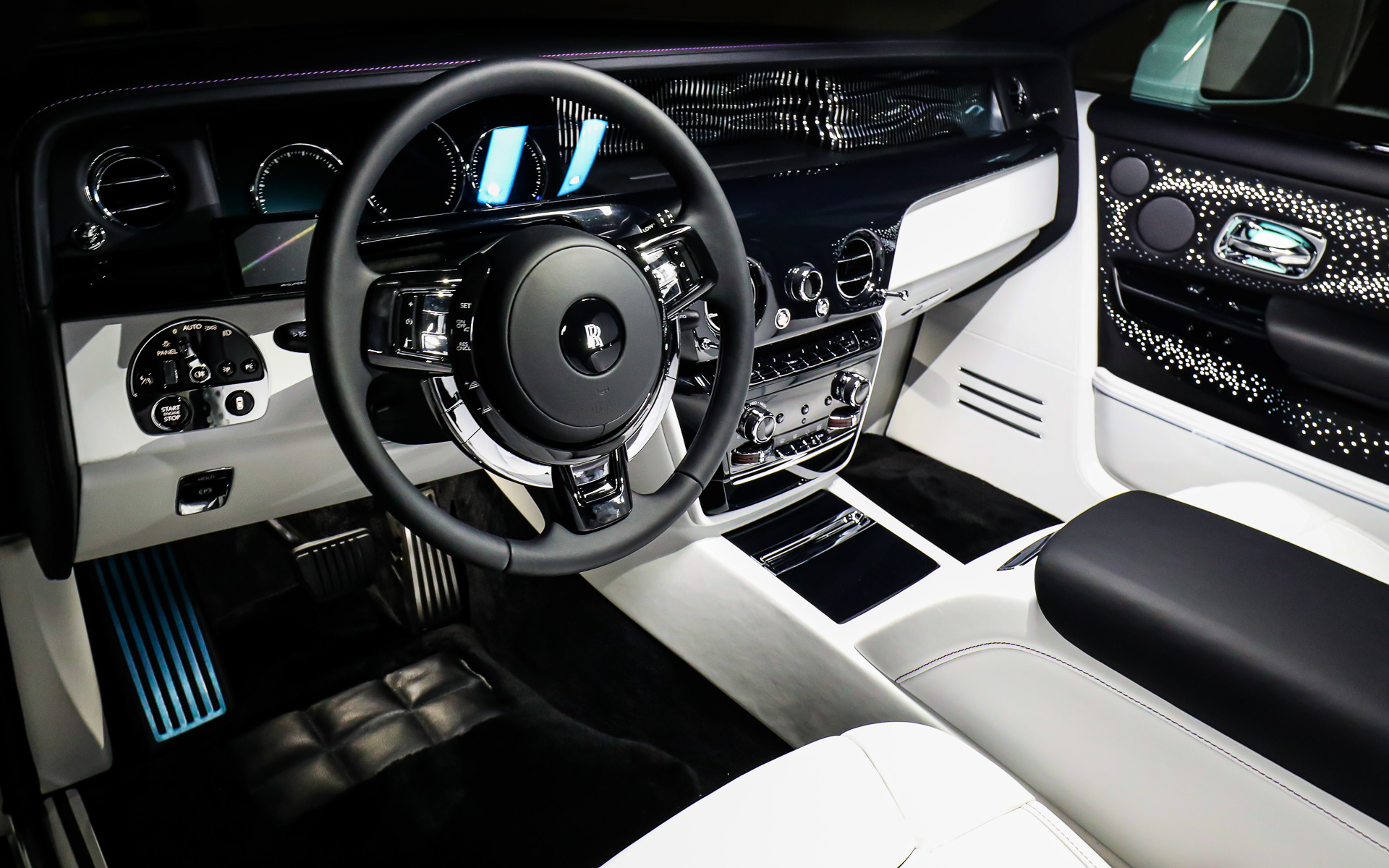 助手席前にある100本の円柱は、光を反射するよう職人の手で研磨されていて、移動するときに流れるフォームの光と影が波紋を描く