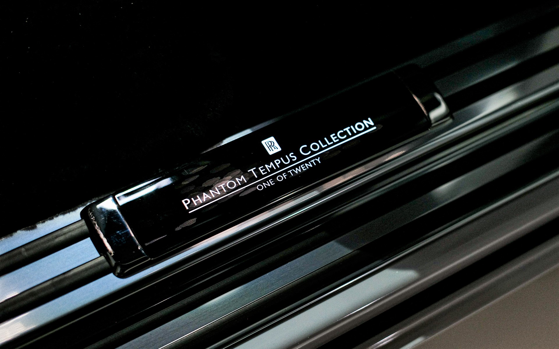 スカッフプレートには20台中の1台である証のプレートが配される