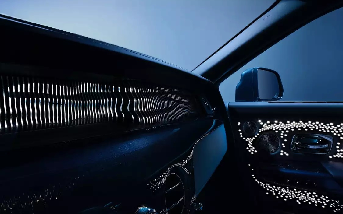 助手席前にある100本の円柱は、光を反射するよう職人の手で研磨されていて、移動するときに流れるフォームの光と影が波紋を描く